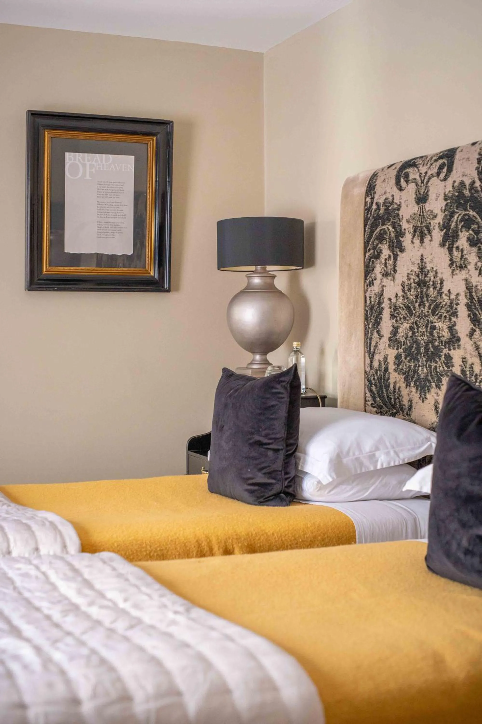 Bedroom, Bed in The New White Lion