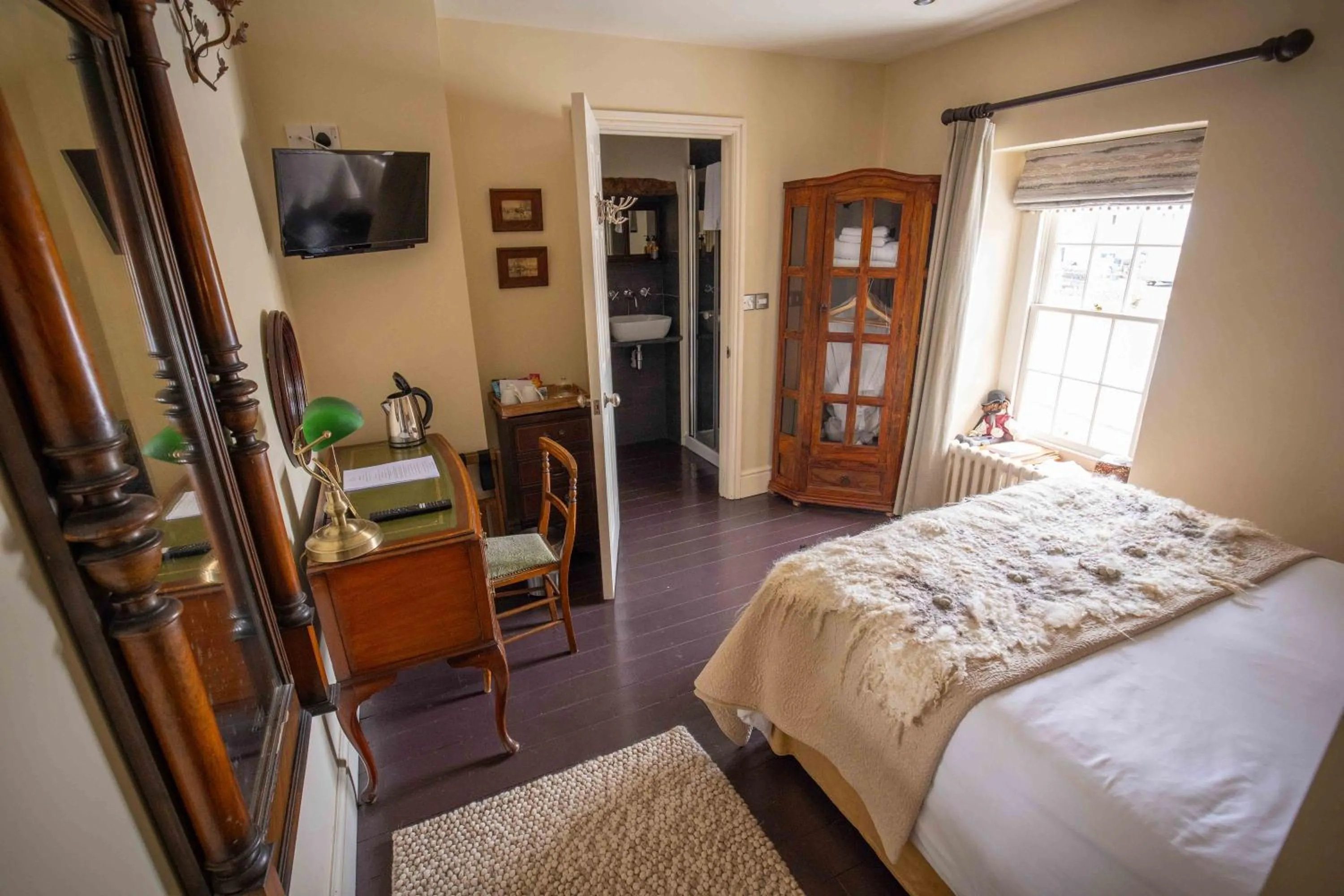 Bedroom, Bed in The New White Lion