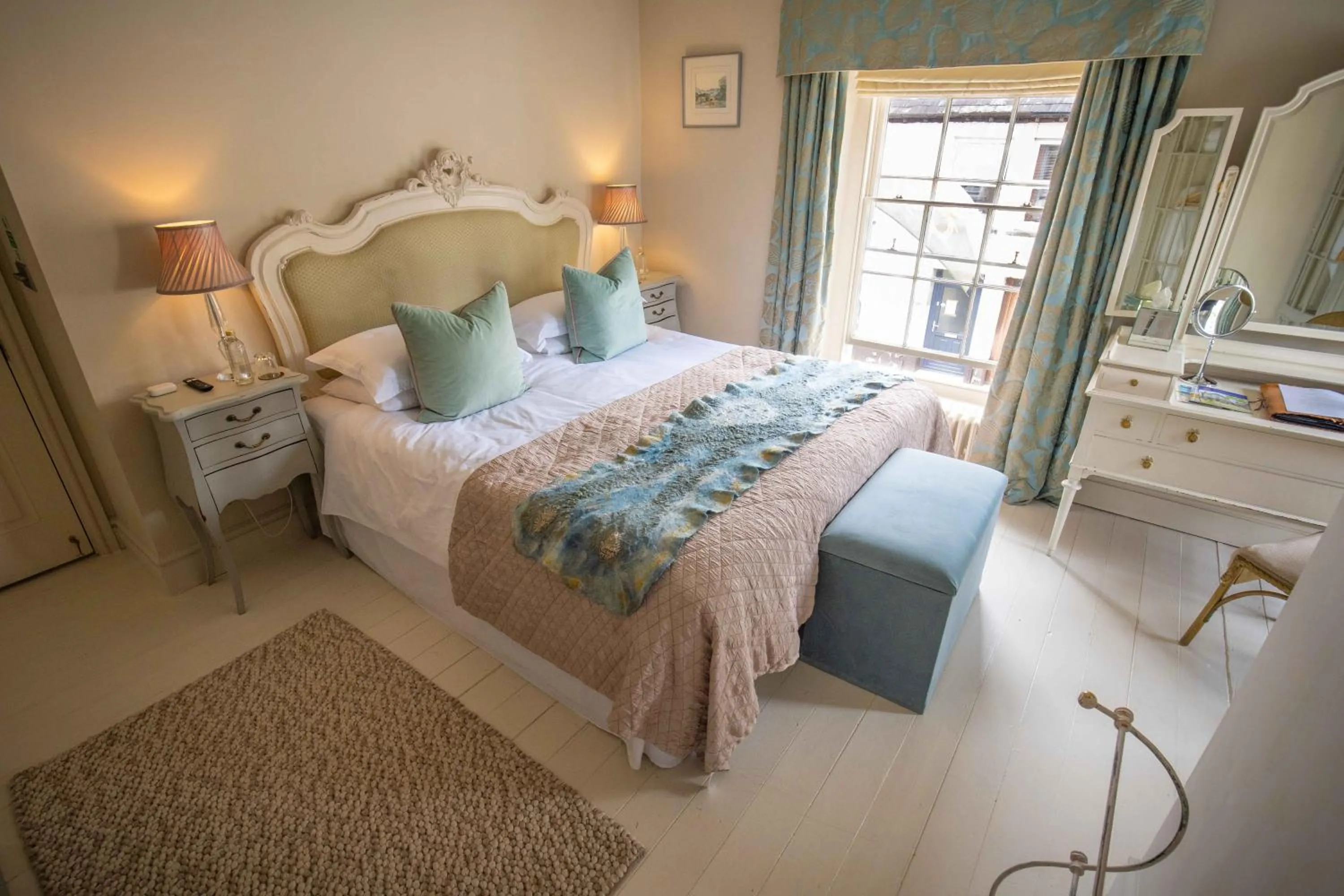 Bedroom, Bed in The New White Lion