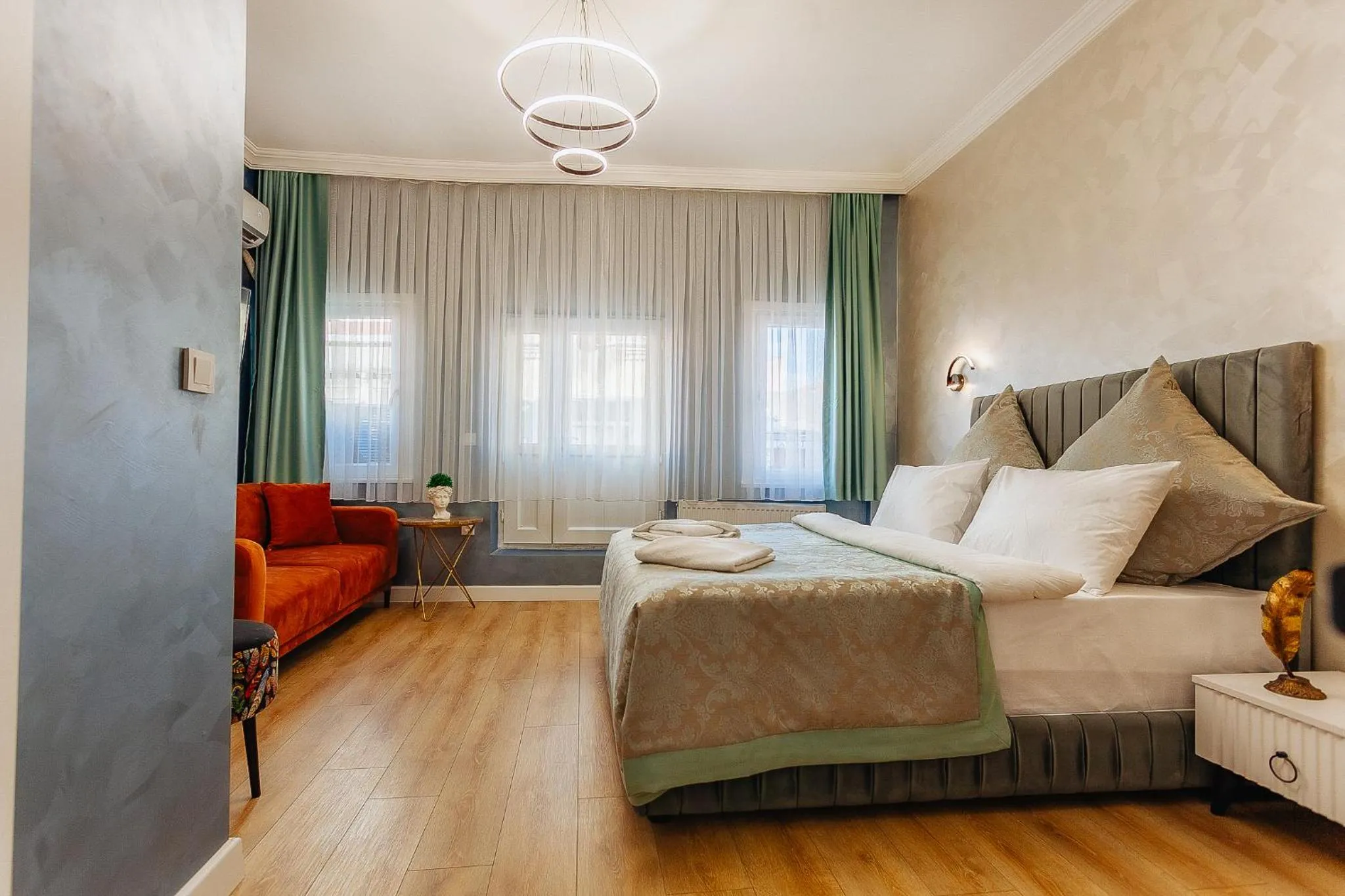 Photo of the whole room in Taksim Bi Center Suites