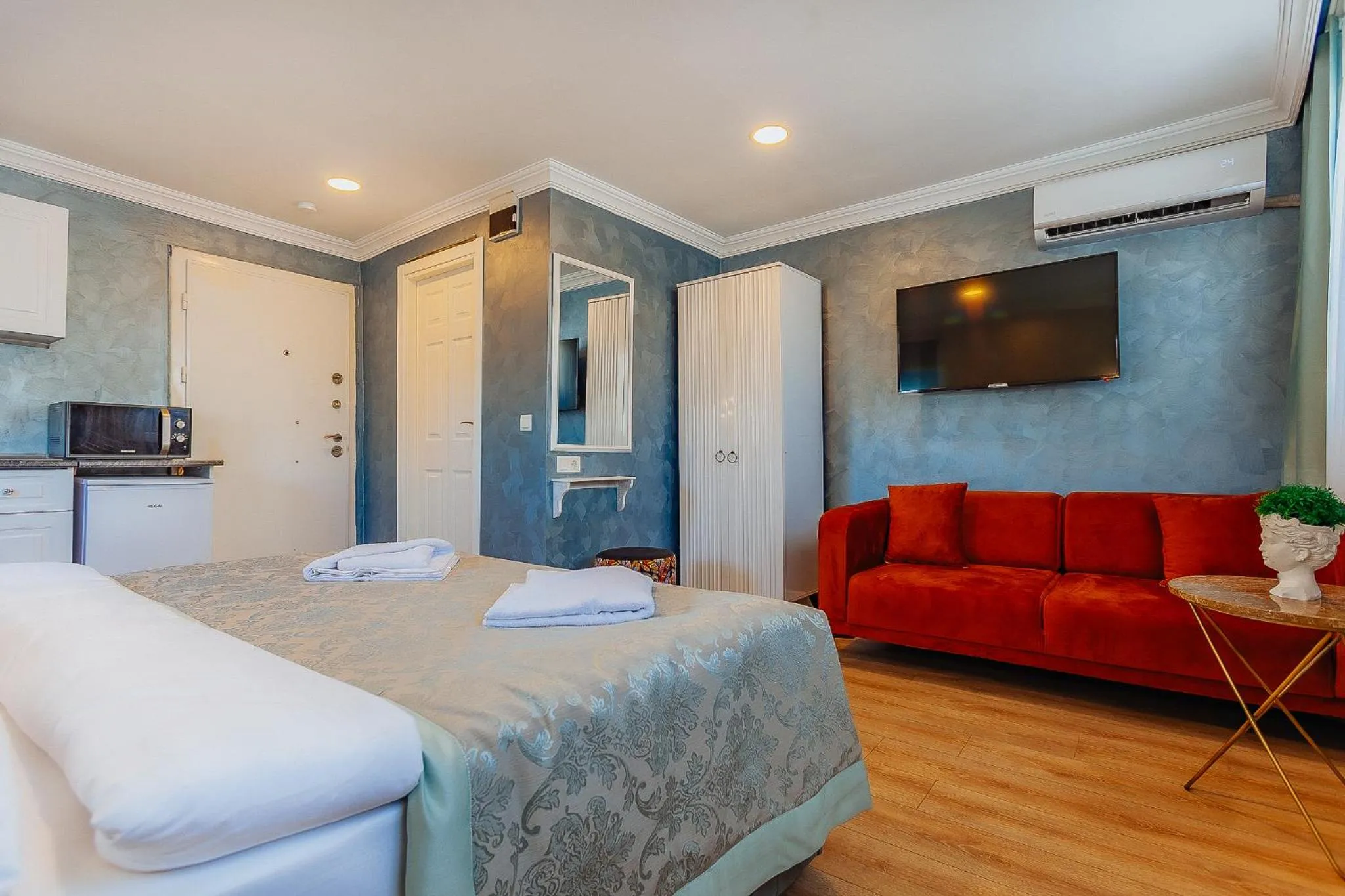 Photo of the whole room in Taksim Bi Center Suites