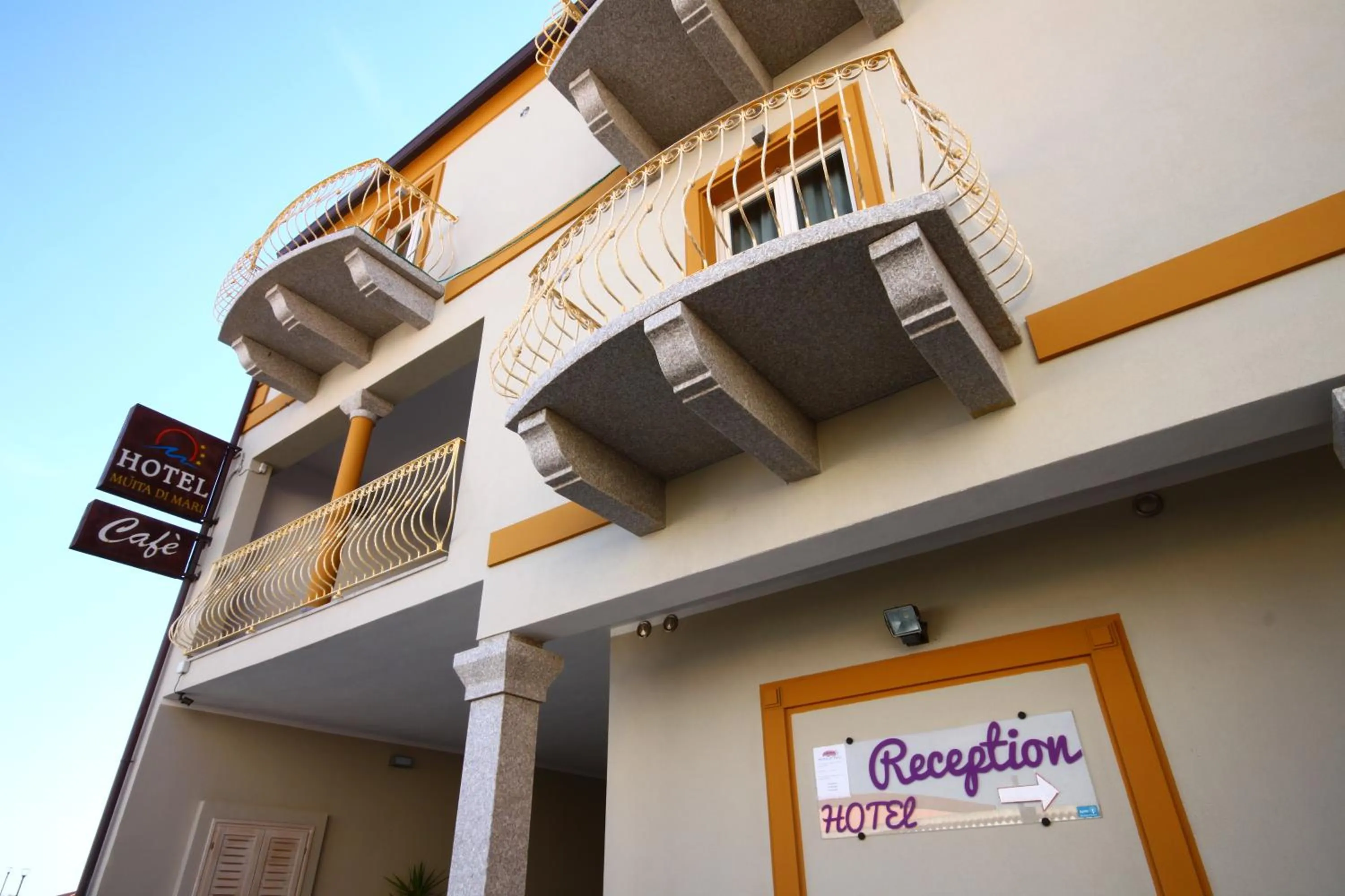 Facade/entrance in Hotel Muita di Mari