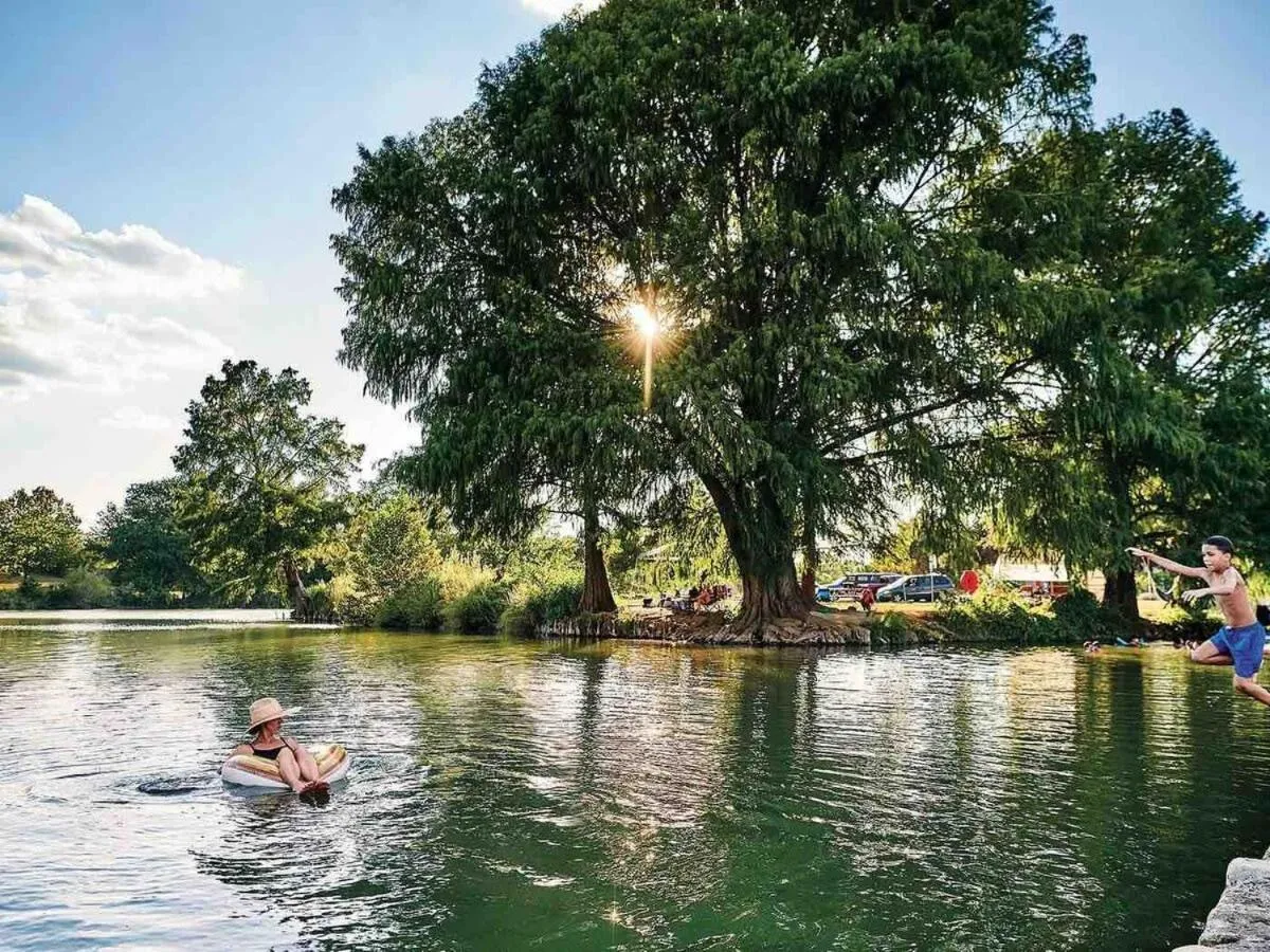2 Kings Hot Tub Modern Cottage Hill Country