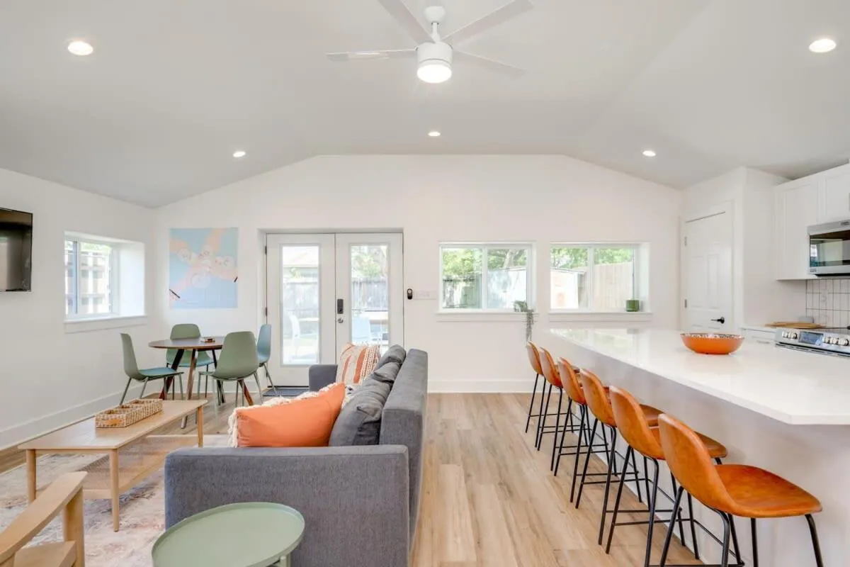 2 Kings Hot Tub Modern Cottage Hill Country