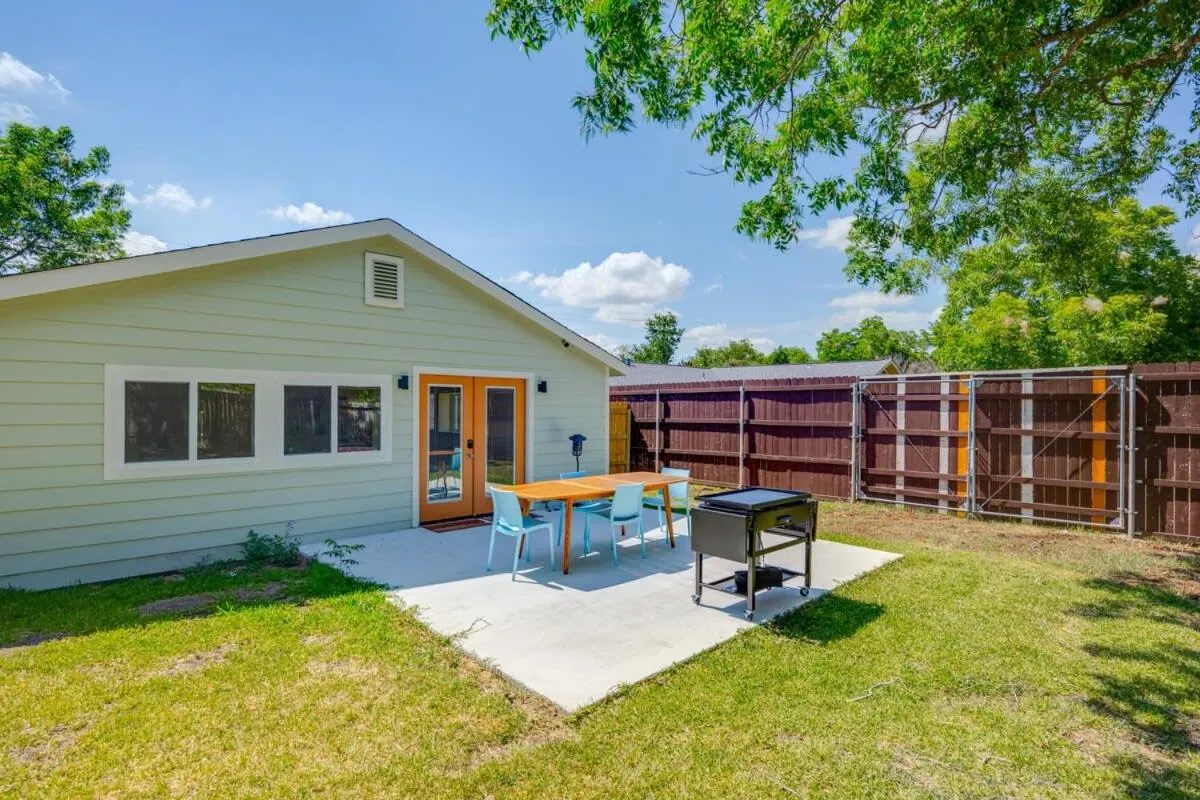 2 Kings Hot Tub Modern Cottage Hill Country