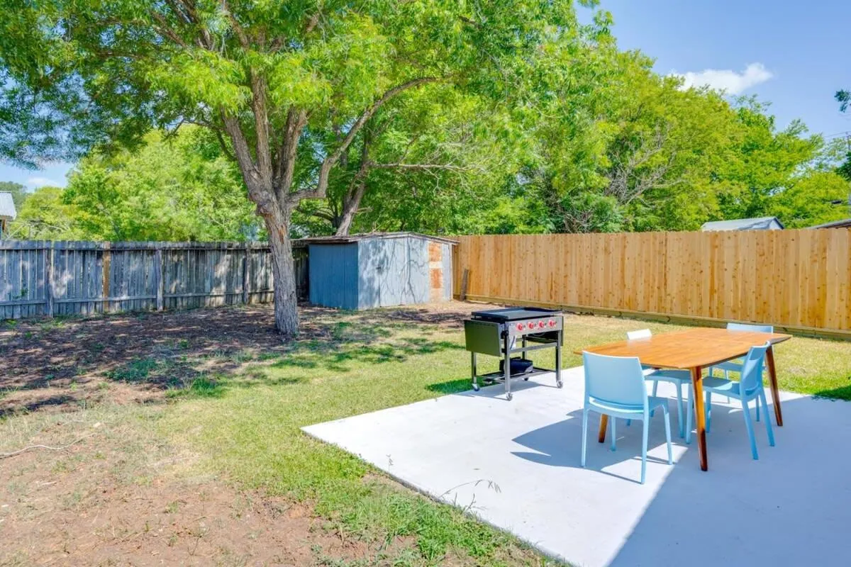 2 Kings Hot Tub Modern Cottage Hill Country