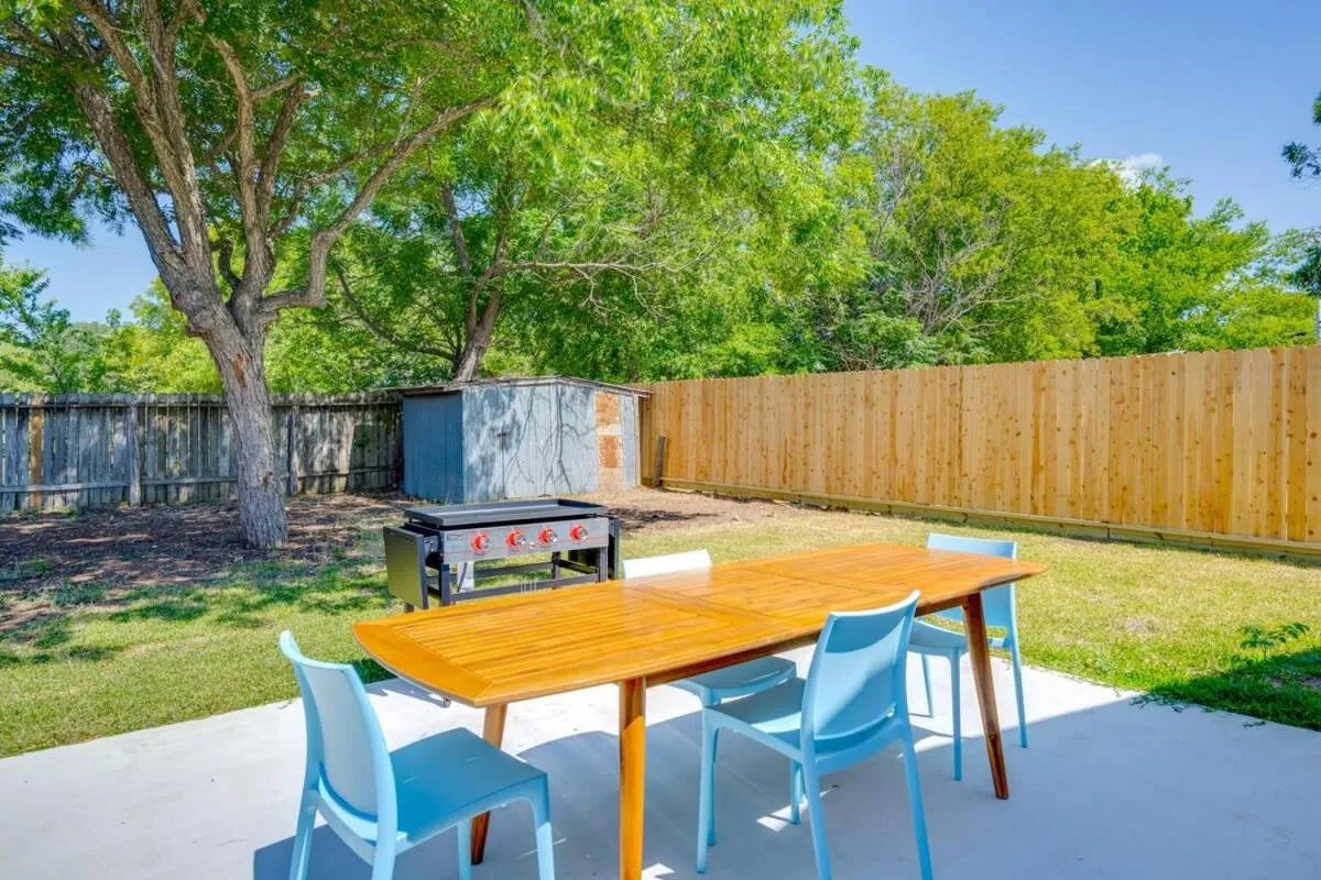 2 Kings Hot Tub Modern Cottage Hill Country