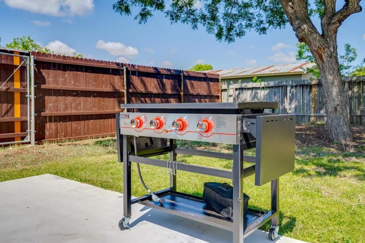 2 Kings Hot Tub Modern Cottage Hill Country