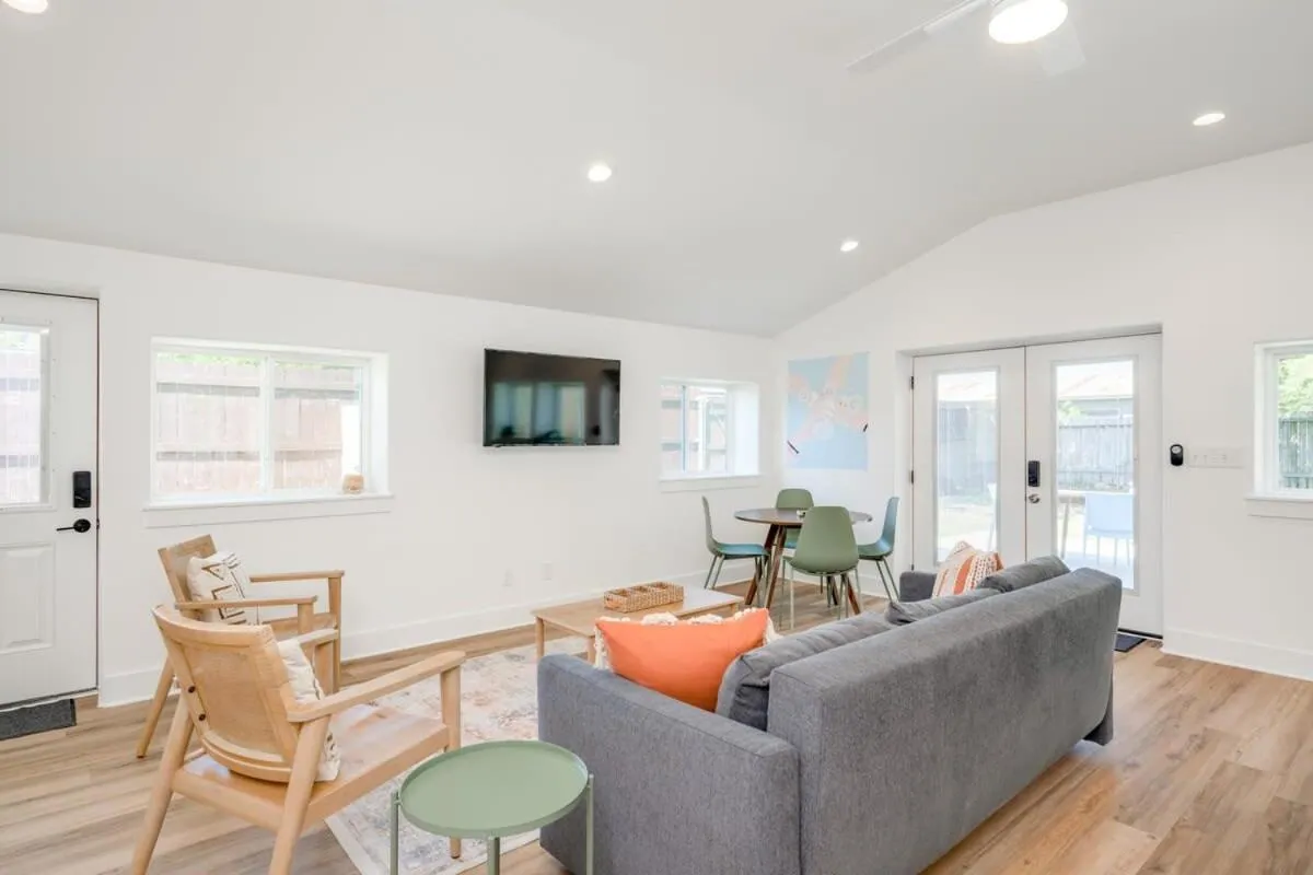 2 Kings Hot Tub Modern Cottage Hill Country