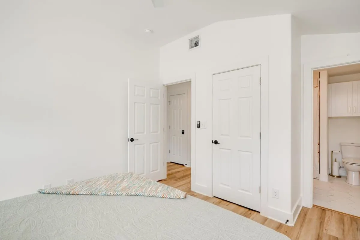 Bed in 2 Kings Hot Tub Modern Cottage Hill Country