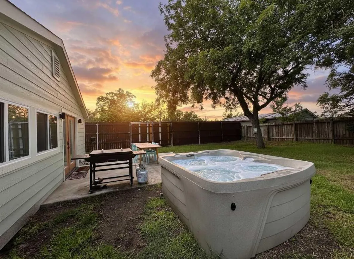 2 Kings Hot Tub Modern Cottage Hill Country