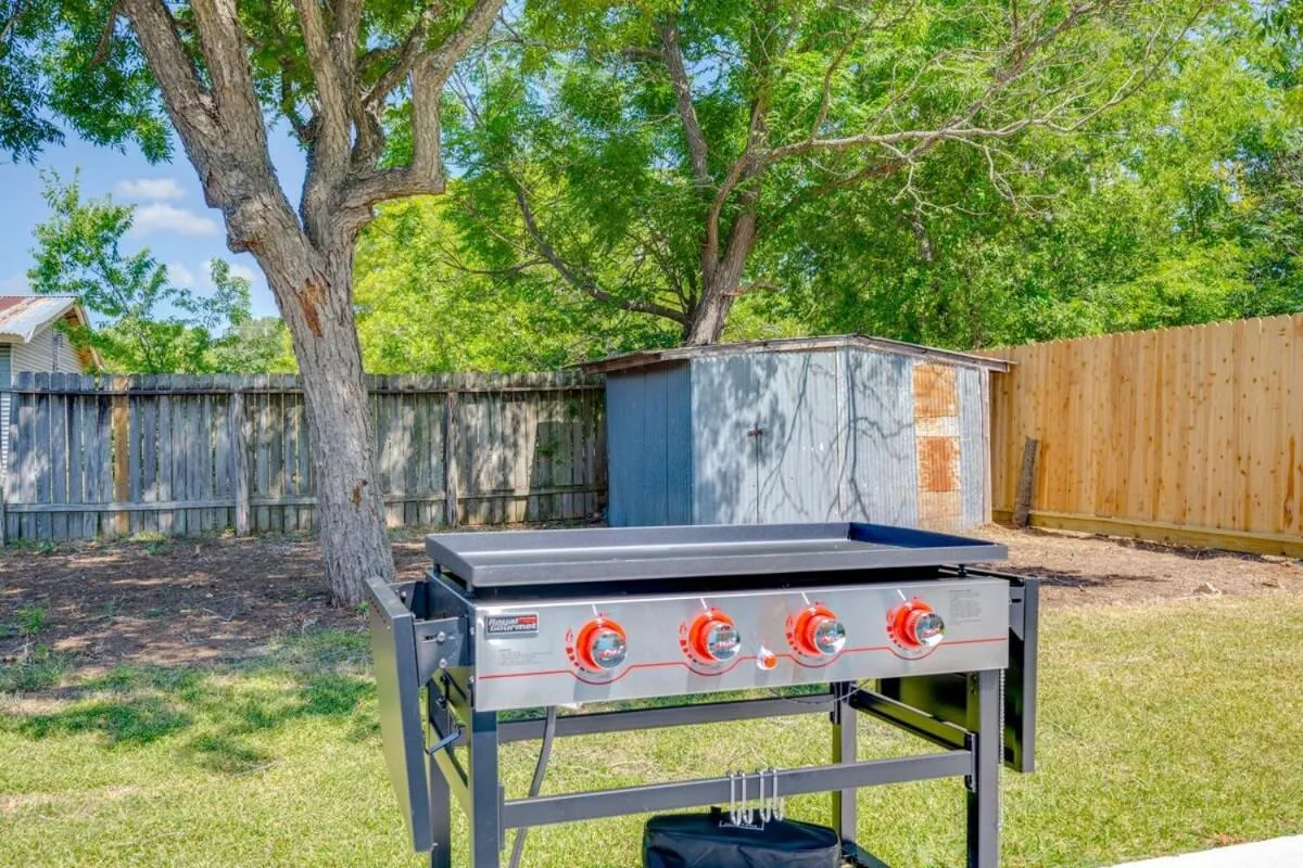 2 Kings Hot Tub Modern Cottage Hill Country