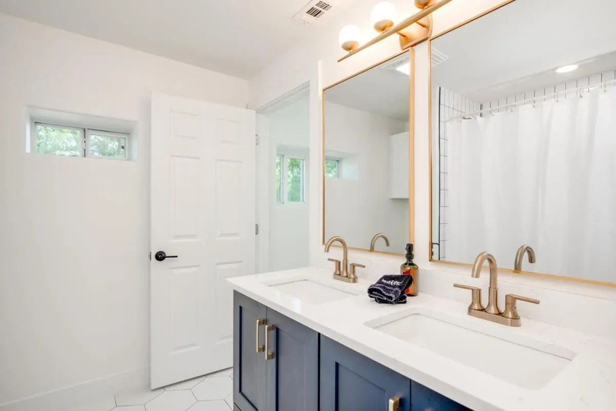 2 Kings Hot Tub Modern Cottage Hill Country