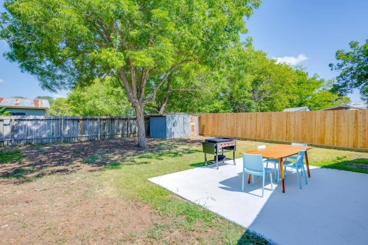 2 Kings Hot Tub Modern Cottage Hill Country