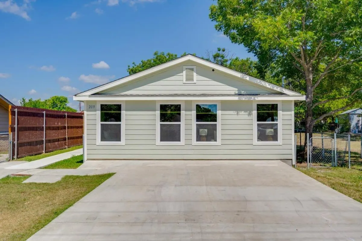 2 Kings Hot Tub Modern Cottage Hill Country