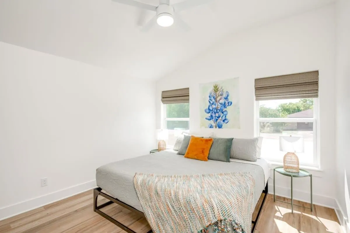 Bed in 2 Kings Hot Tub Modern Cottage Hill Country