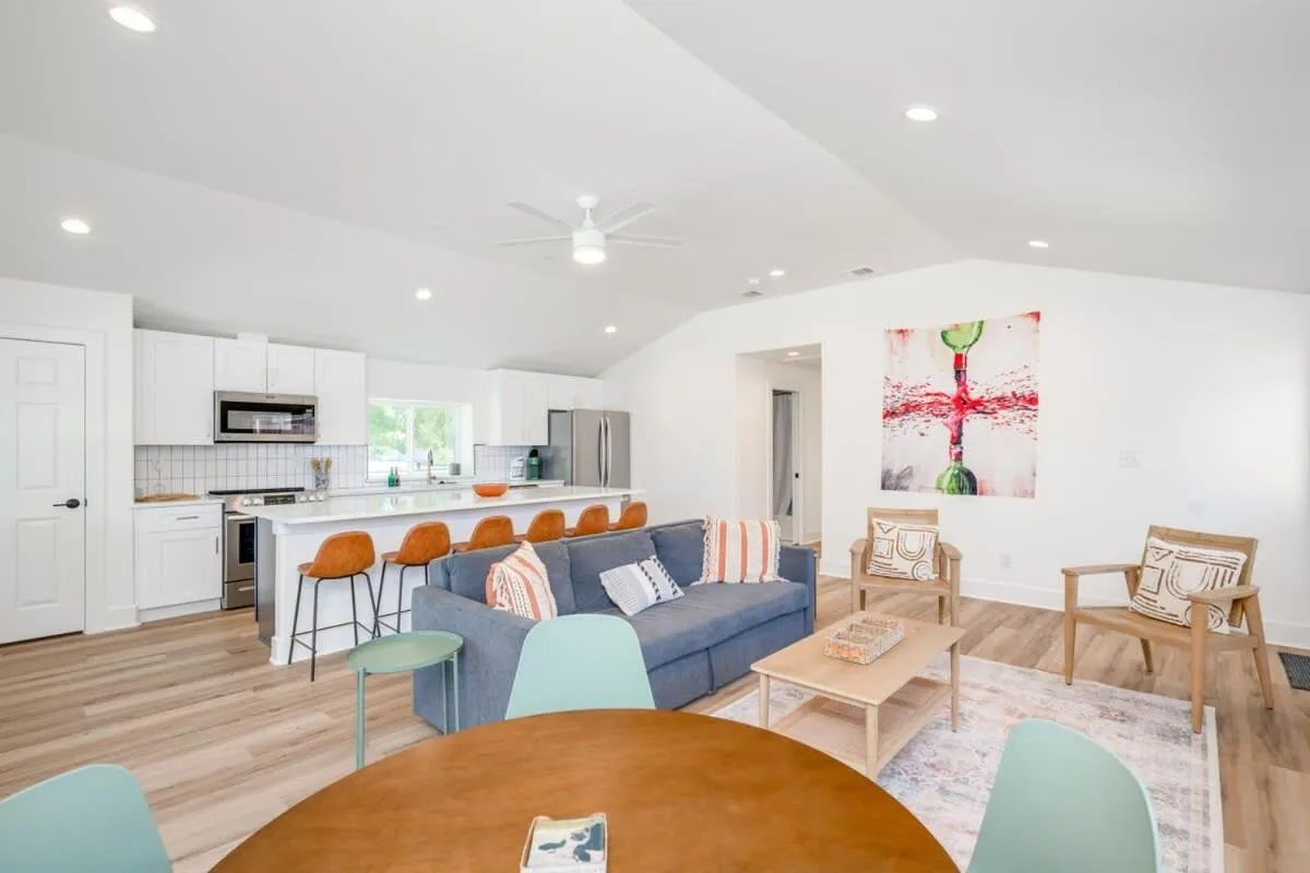 2 Kings Hot Tub Modern Cottage Hill Country