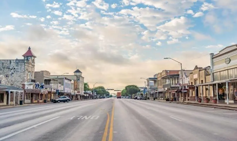 2 Kings Hot Tub Modern Cottage Hill Country