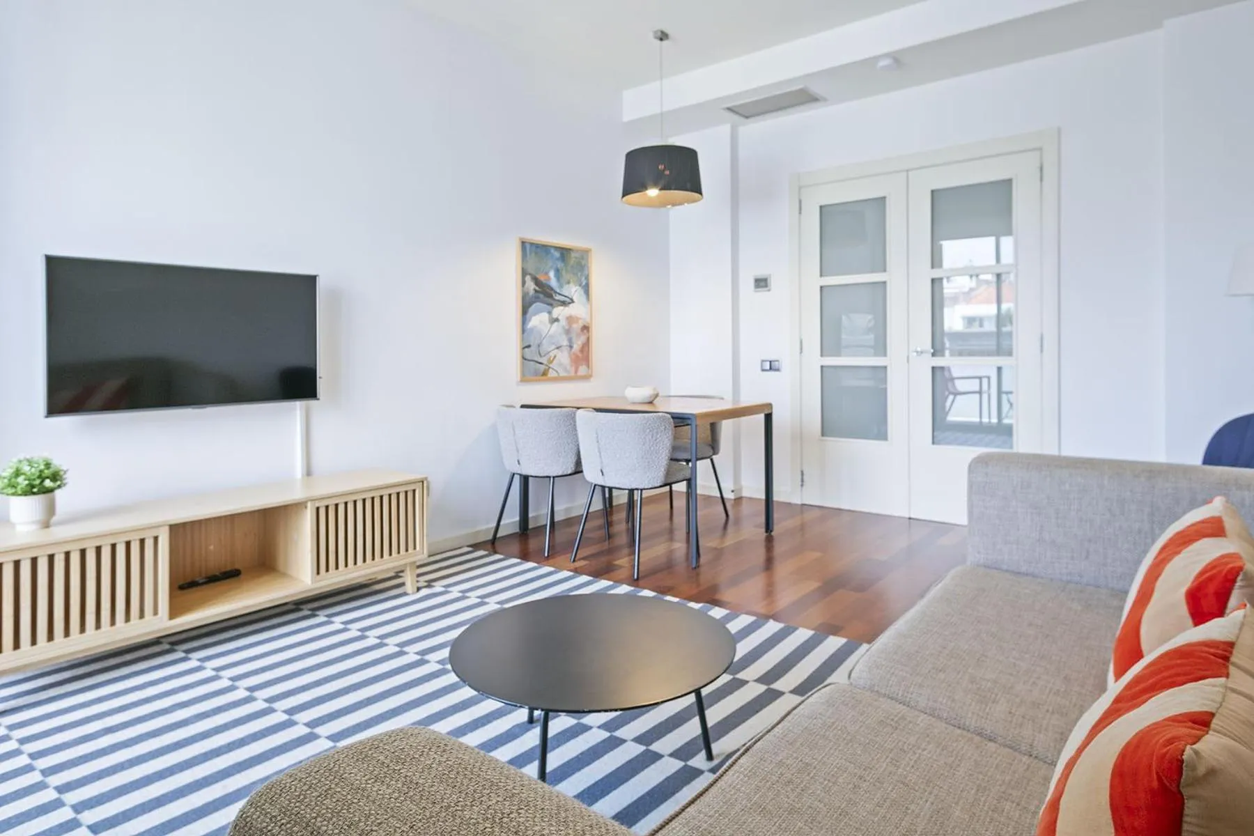 Dining area in Ola Living Plaza Catalunya