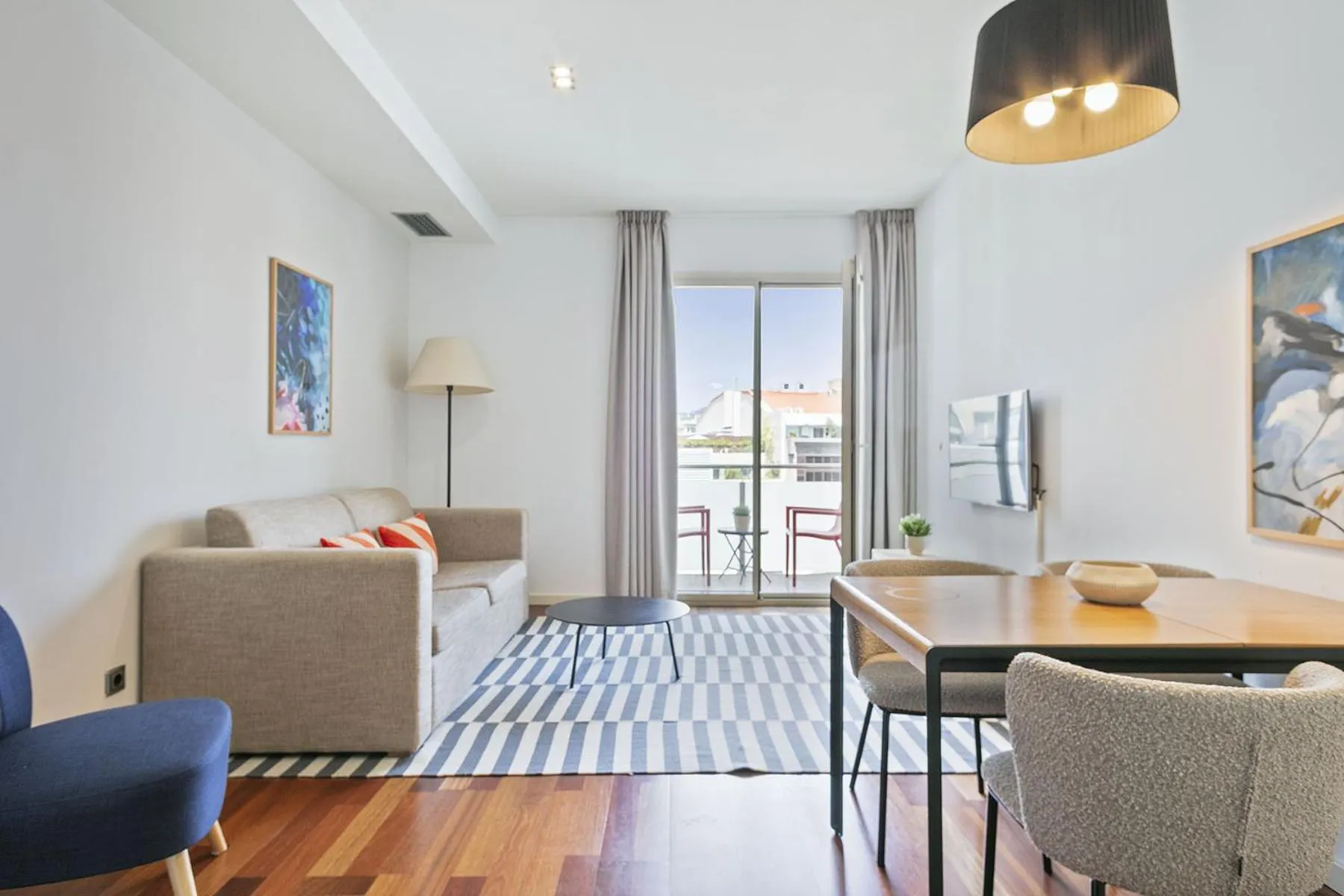 Dining area in Ola Living Plaza Catalunya