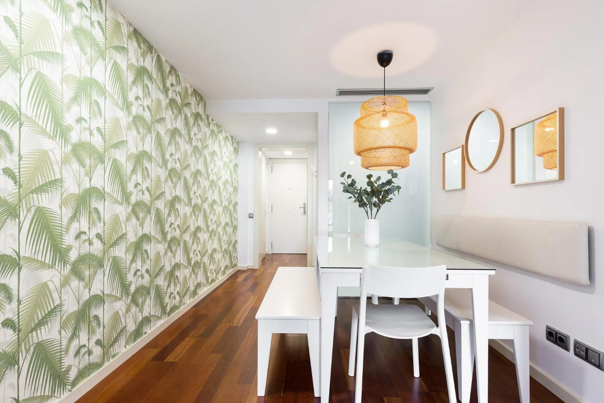 Dining area in Ola Living Plaza Catalunya