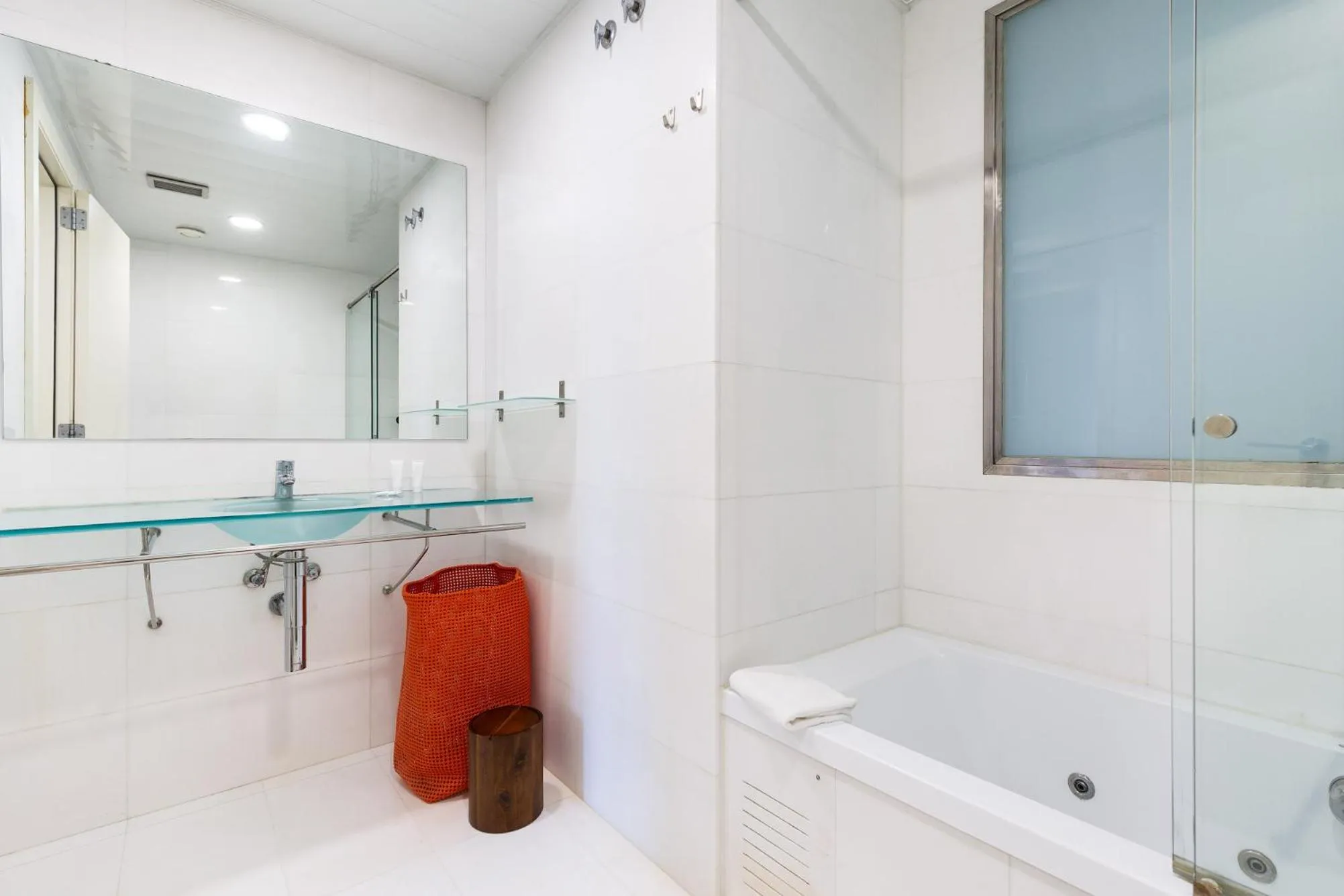 Bathroom in Ola Living Plaza Catalunya