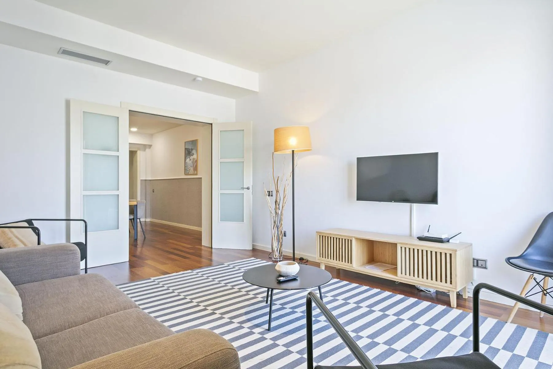 Communal lounge/ TV room in Ola Living Plaza Catalunya