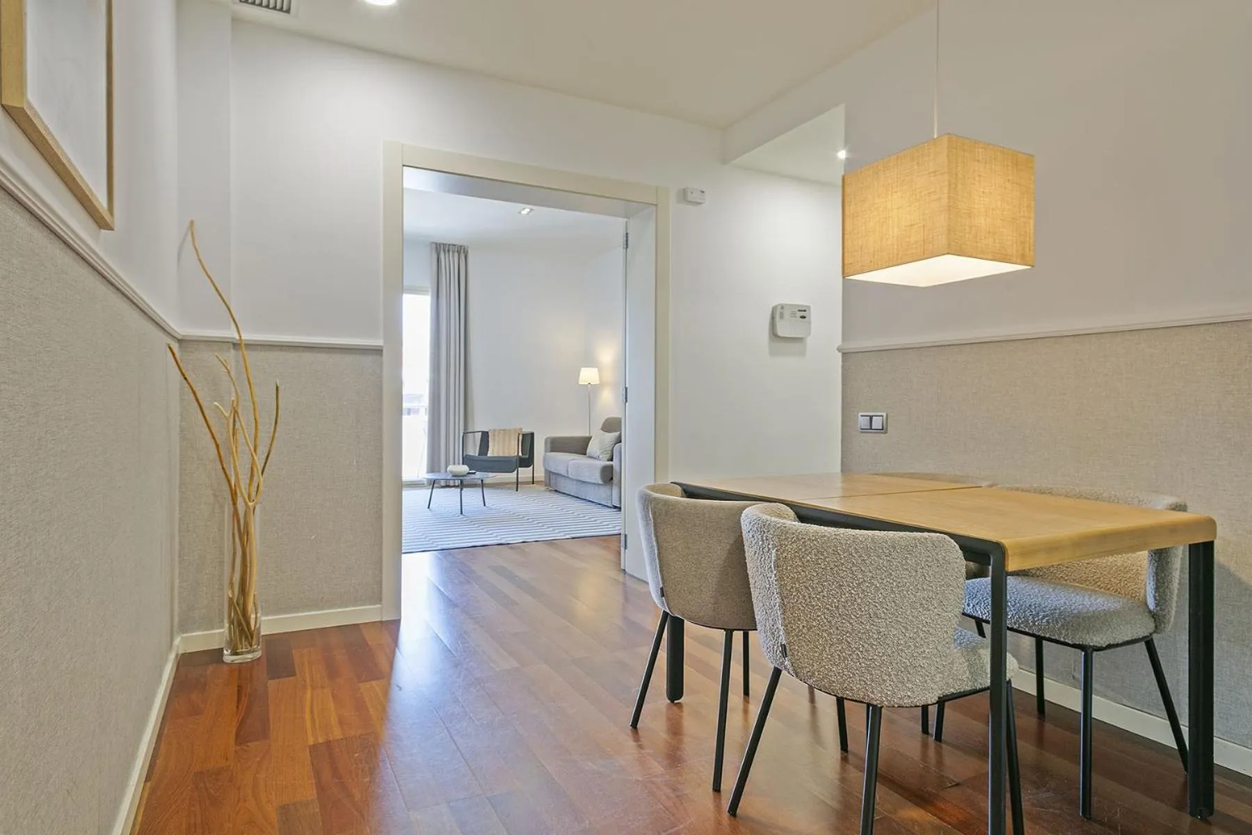 Dining area in Ola Living Plaza Catalunya