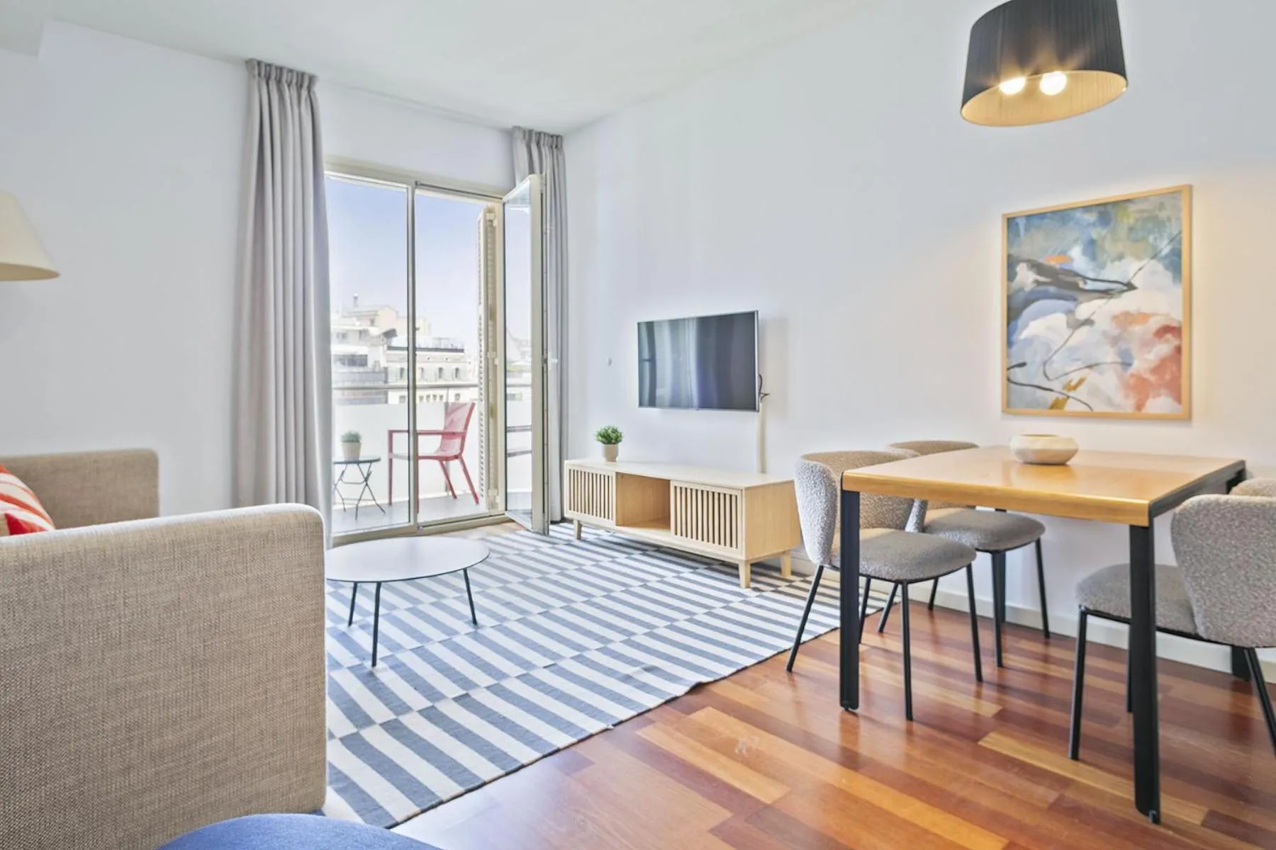 Dining area in Ola Living Plaza Catalunya