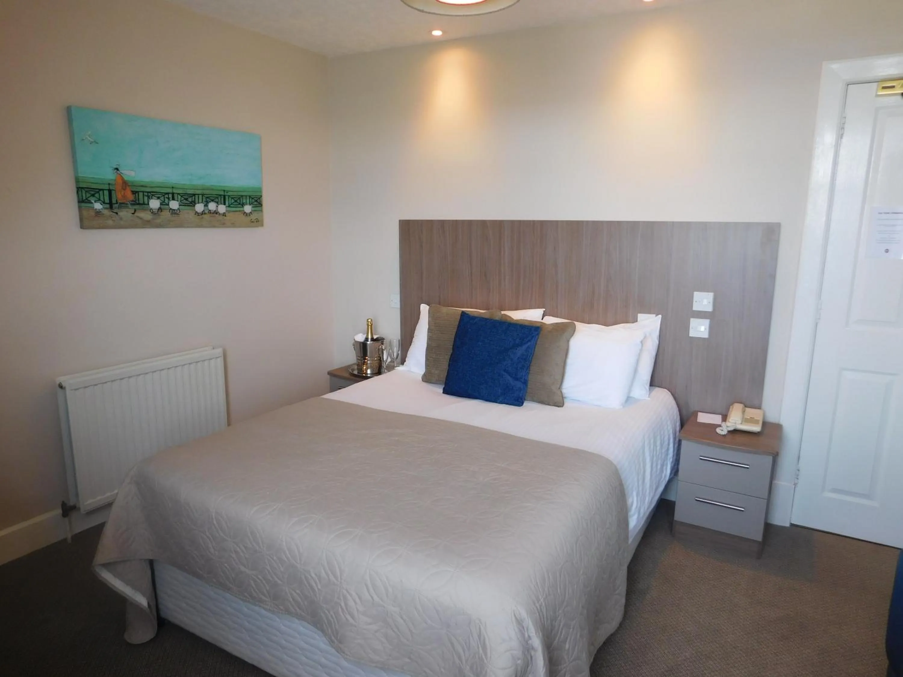 Bedroom, Bed in Cullen Bay Hotel