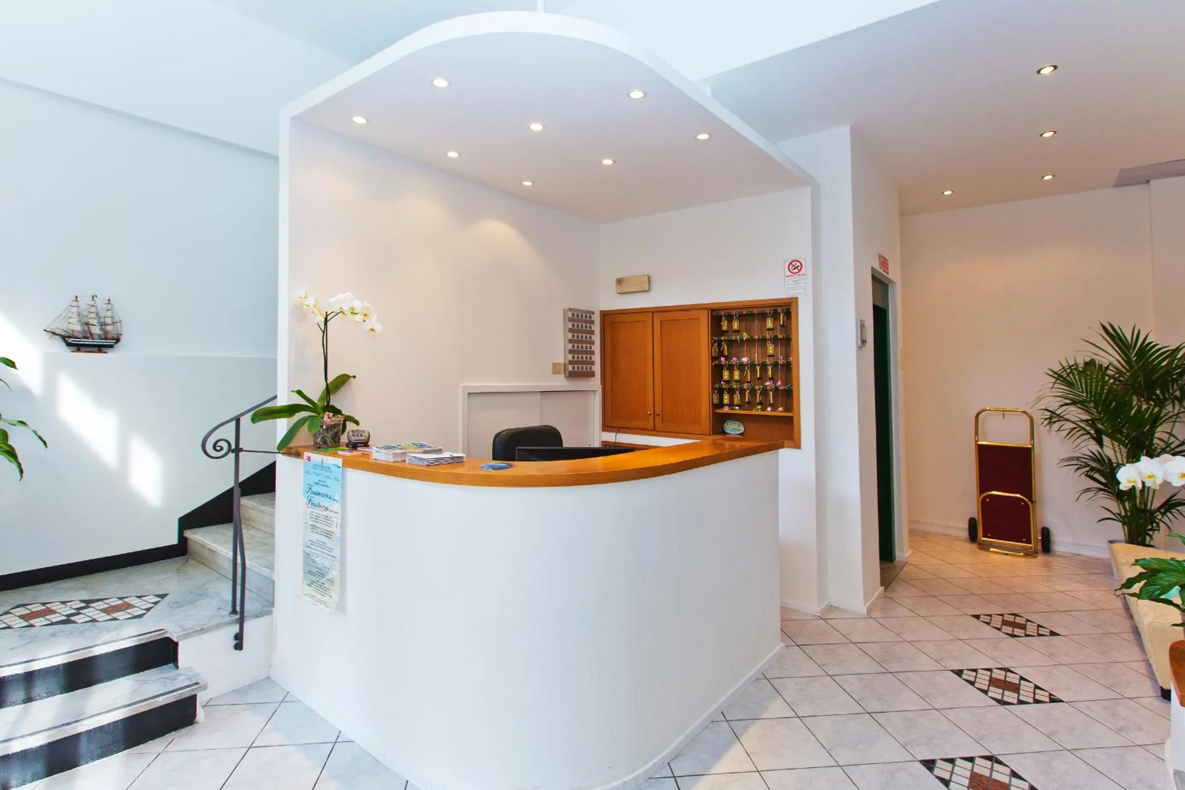 Communal lounge/ TV room in Hotel Mainè