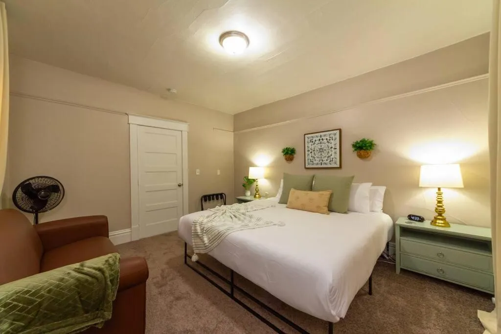 Bed in Historic 2 KING BED 1 Bath Near Downtown Spokane