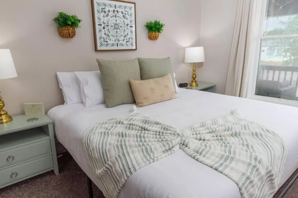 Bed in Historic 2 KING BED 1 Bath Near Downtown Spokane