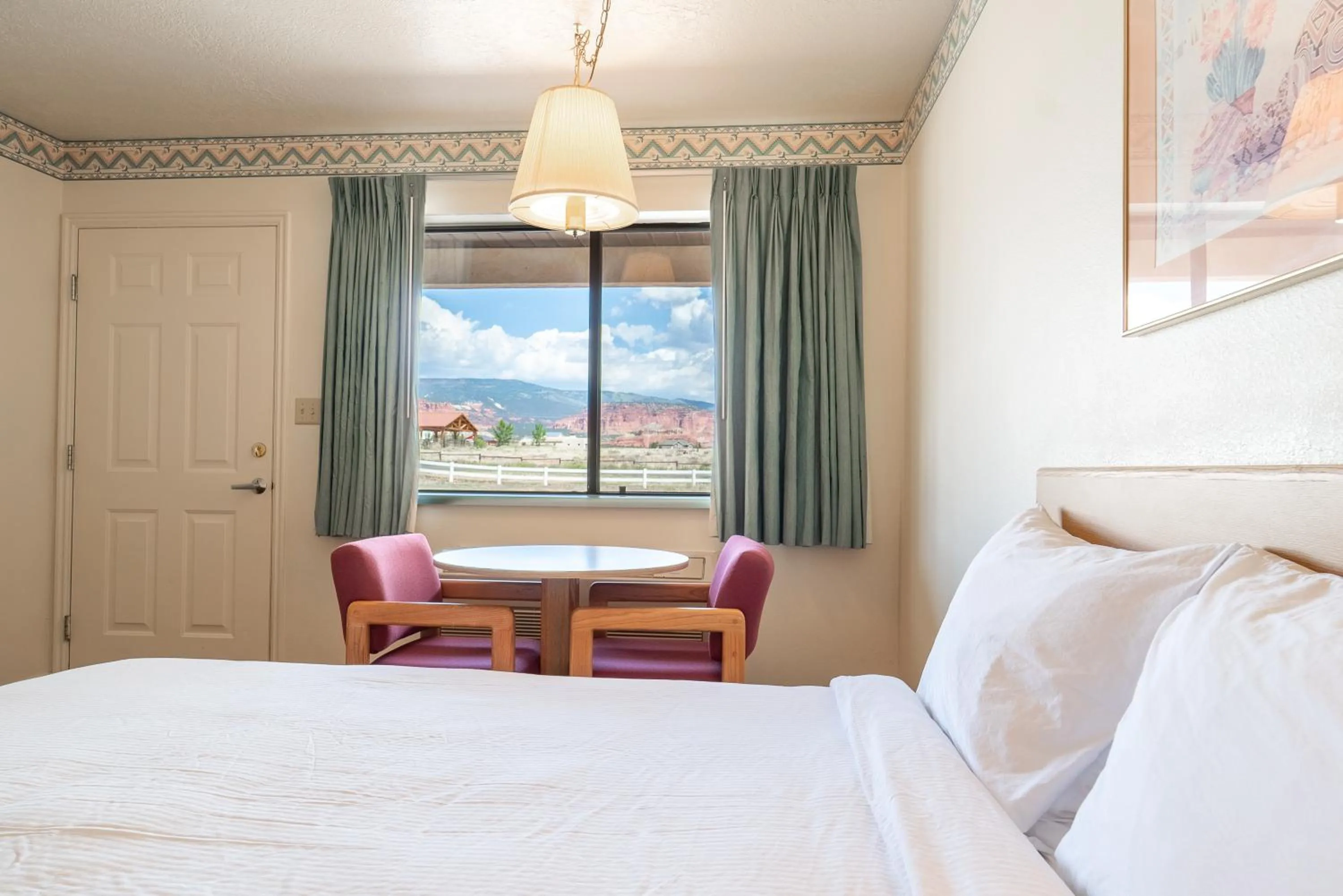 Living room, Bed in Motel Torrey