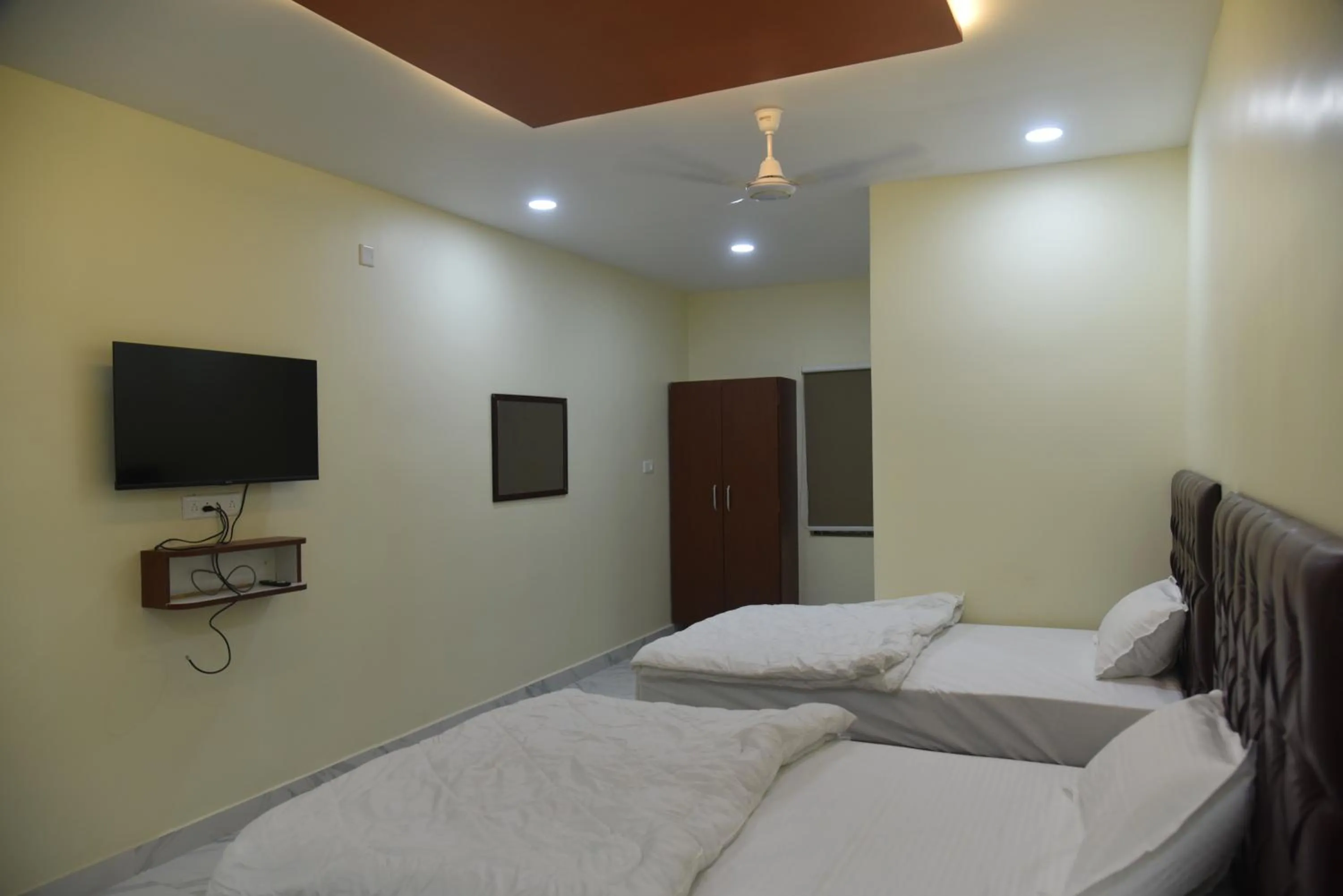 Bed in The Paradise Guest Inn