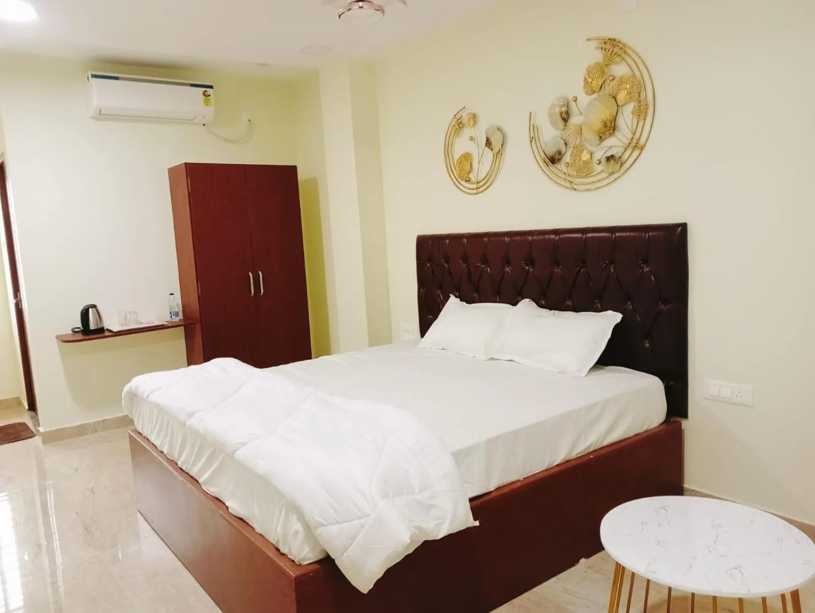 Bed in The Paradise Guest Inn