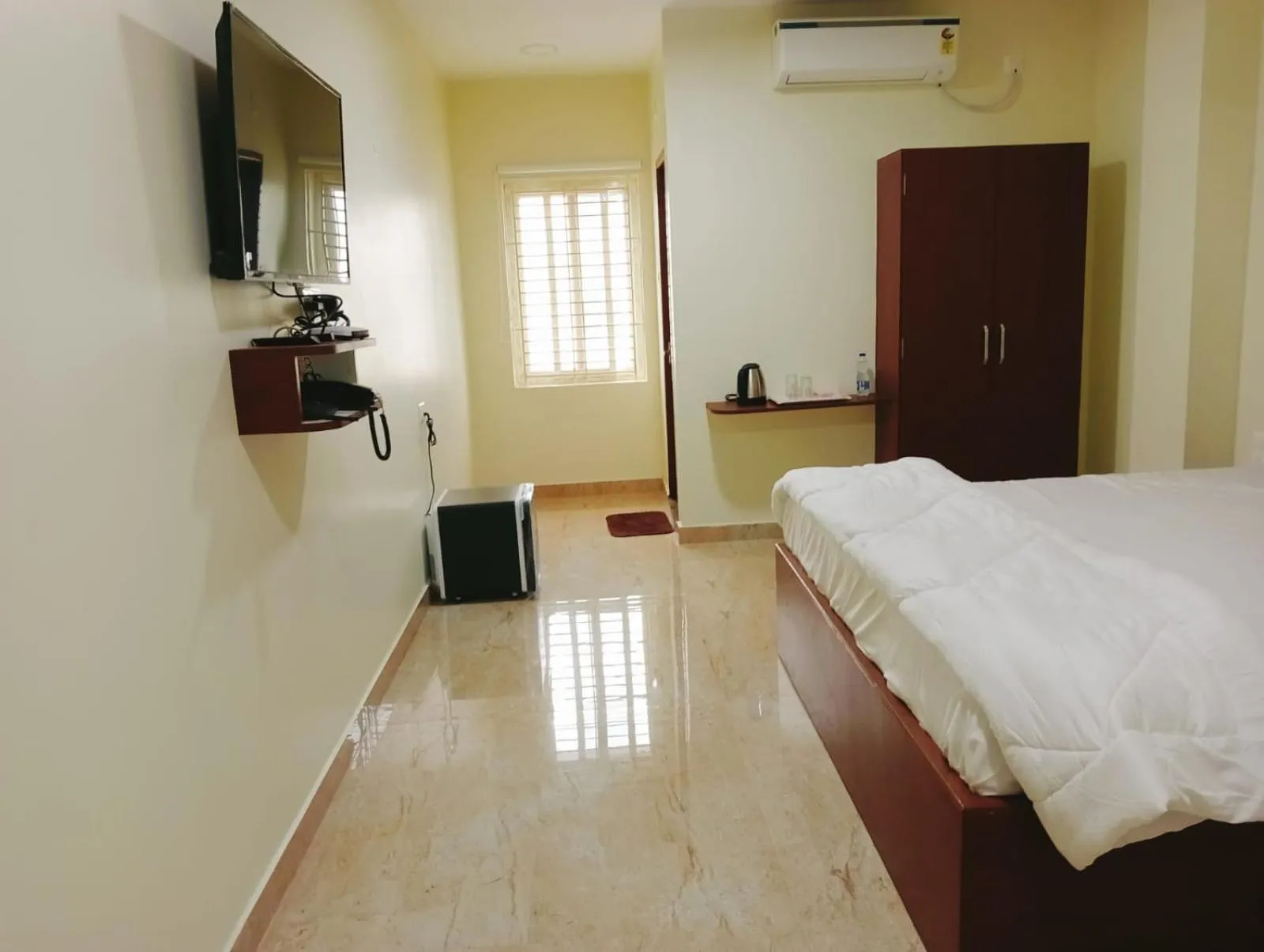 Bed in The Paradise Guest Inn