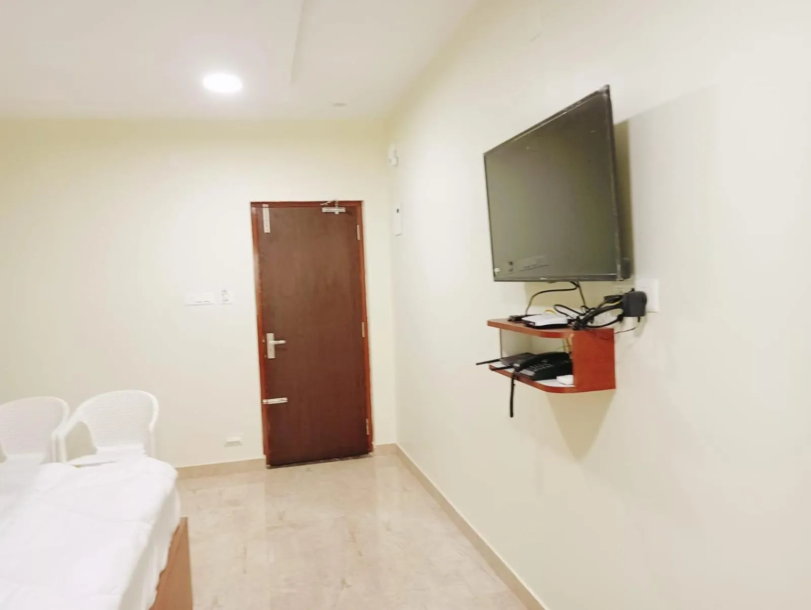 TV and multimedia in The Paradise Guest Inn