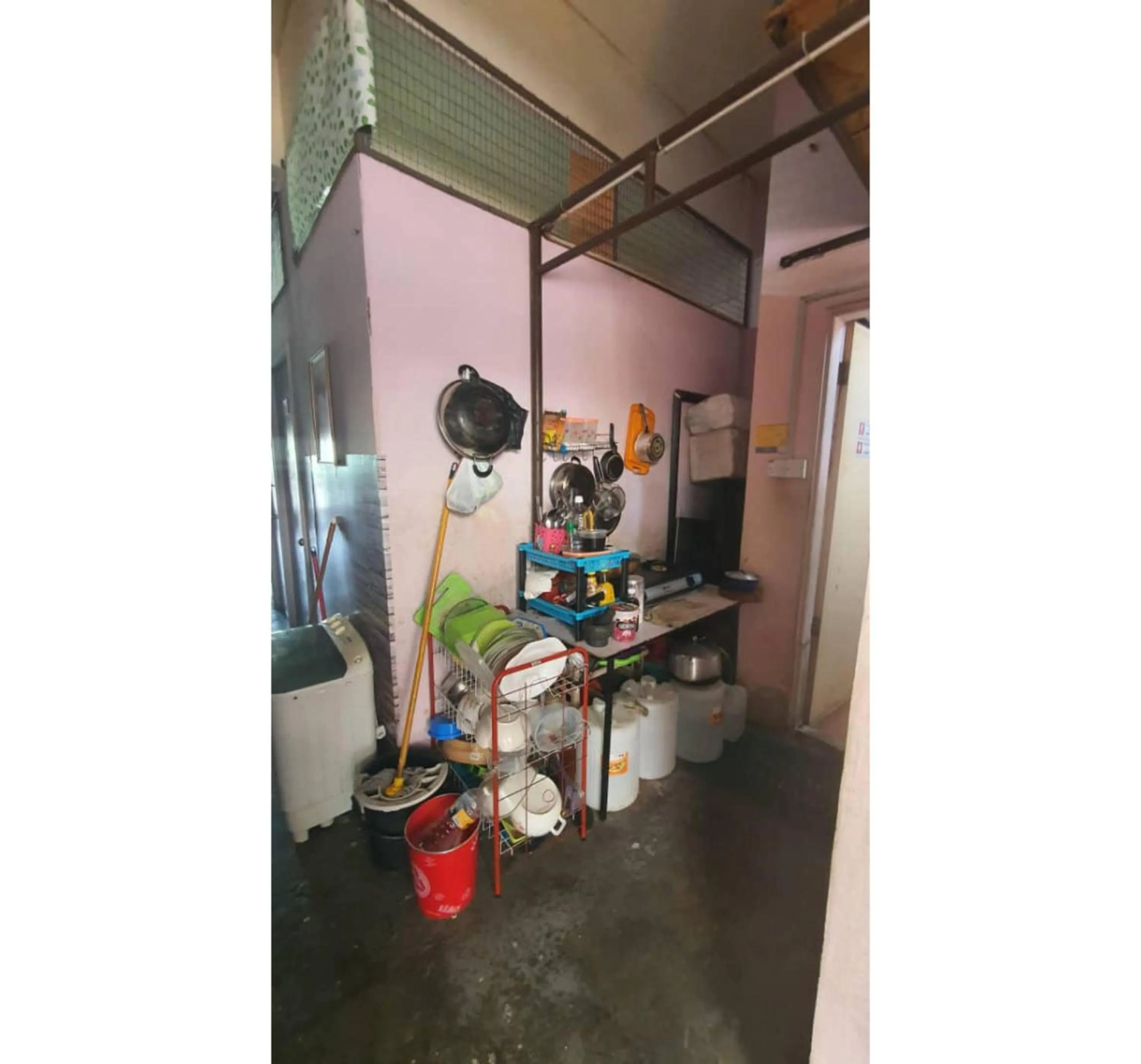 Kitchen or kitchenette in Hotel O Penginapan Almera