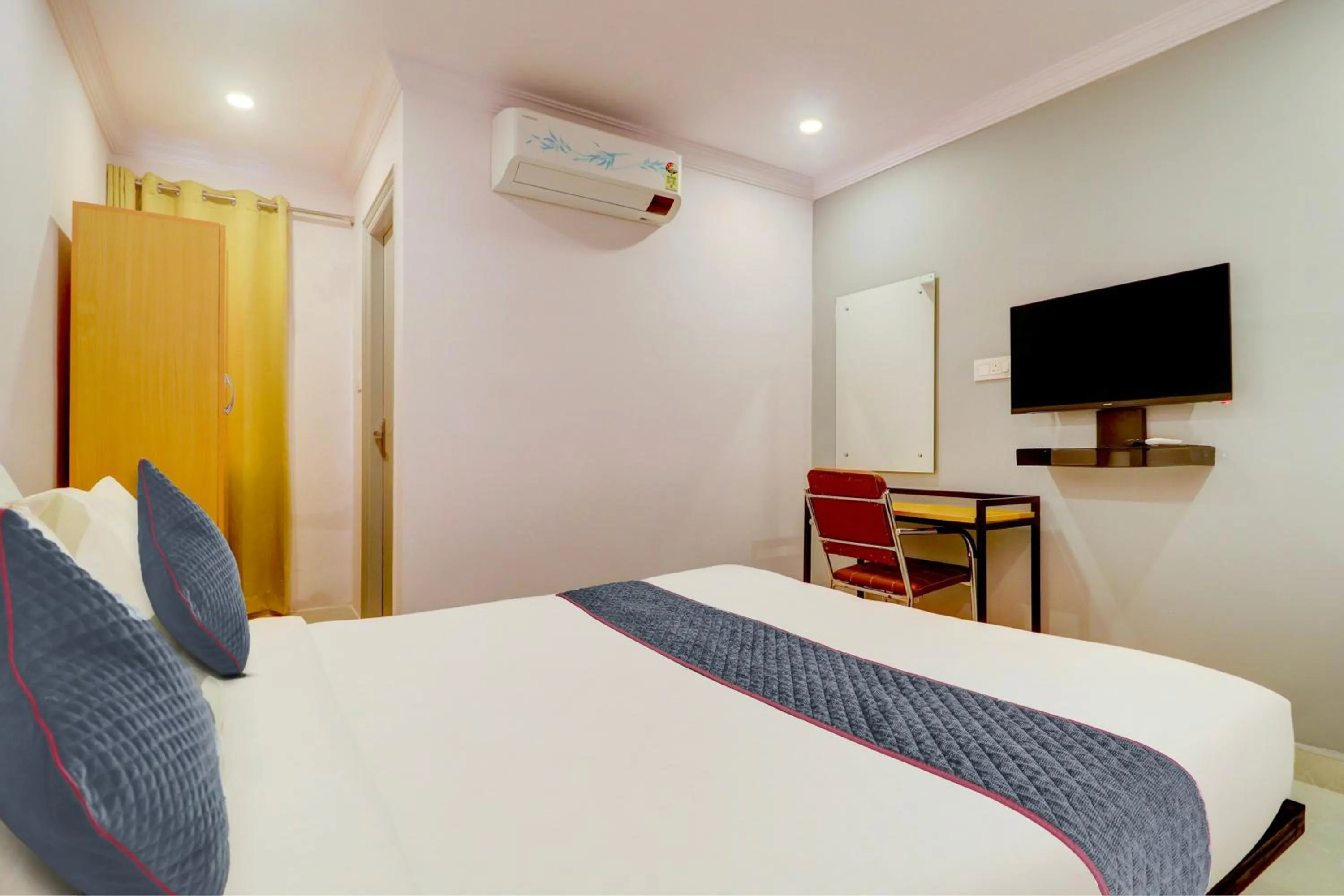 Bedroom, Bed in Super Townhouse SR Nagar Near RCC Premier