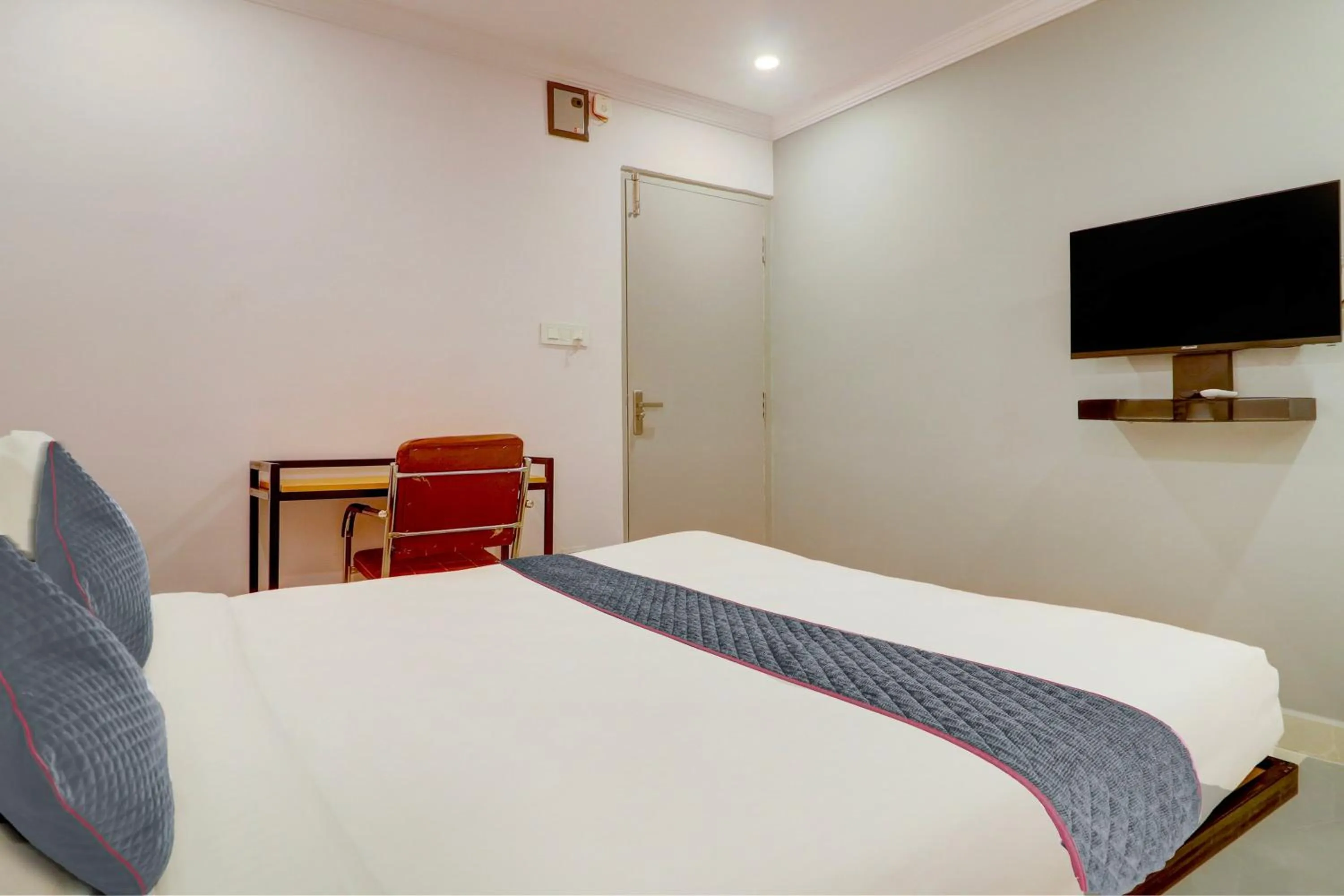 Bedroom, Bed in Super Townhouse SR Nagar Near RCC Premier