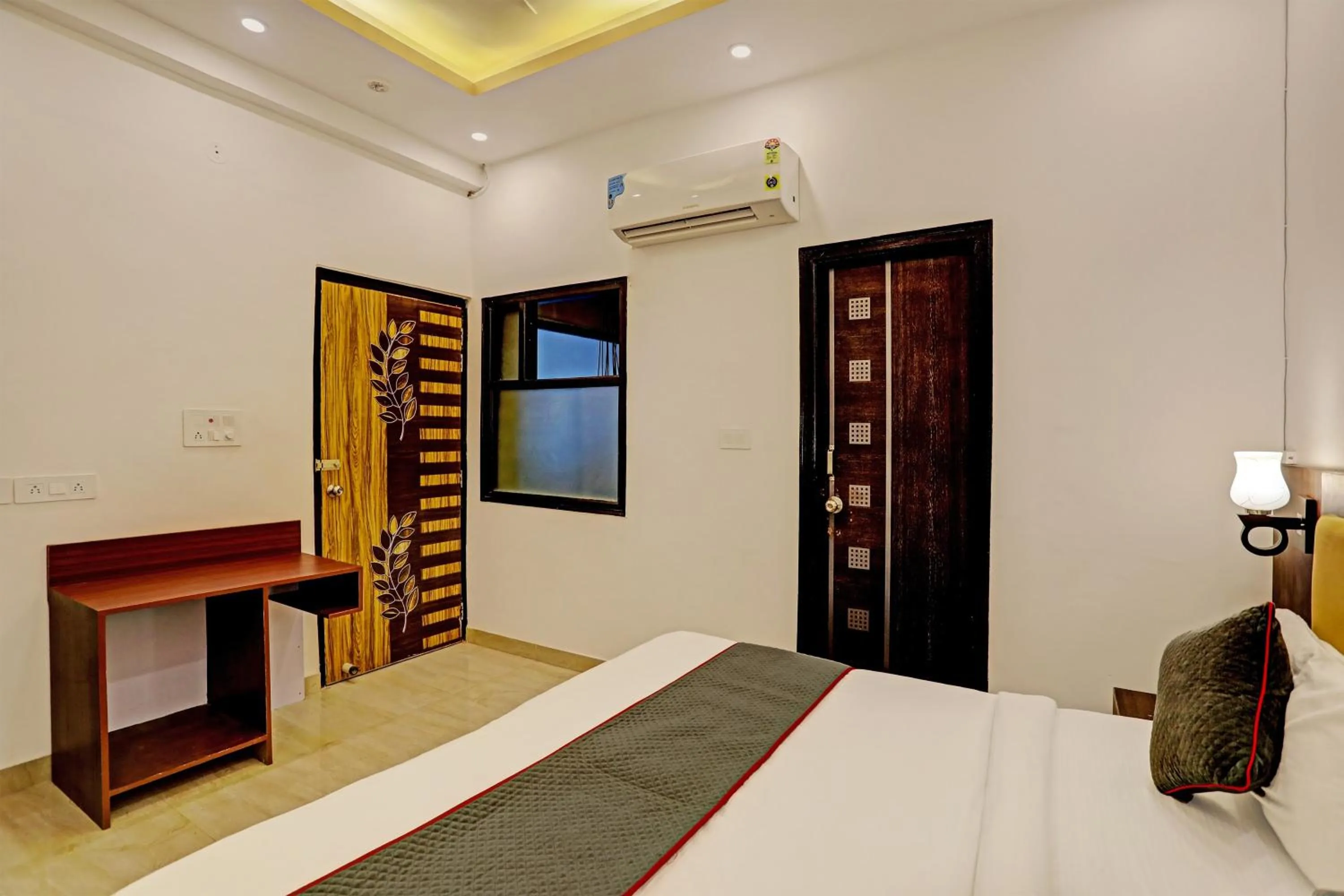 Bedroom, Bed in Super Collection O Sector 55 Noida Near Noida Stadium