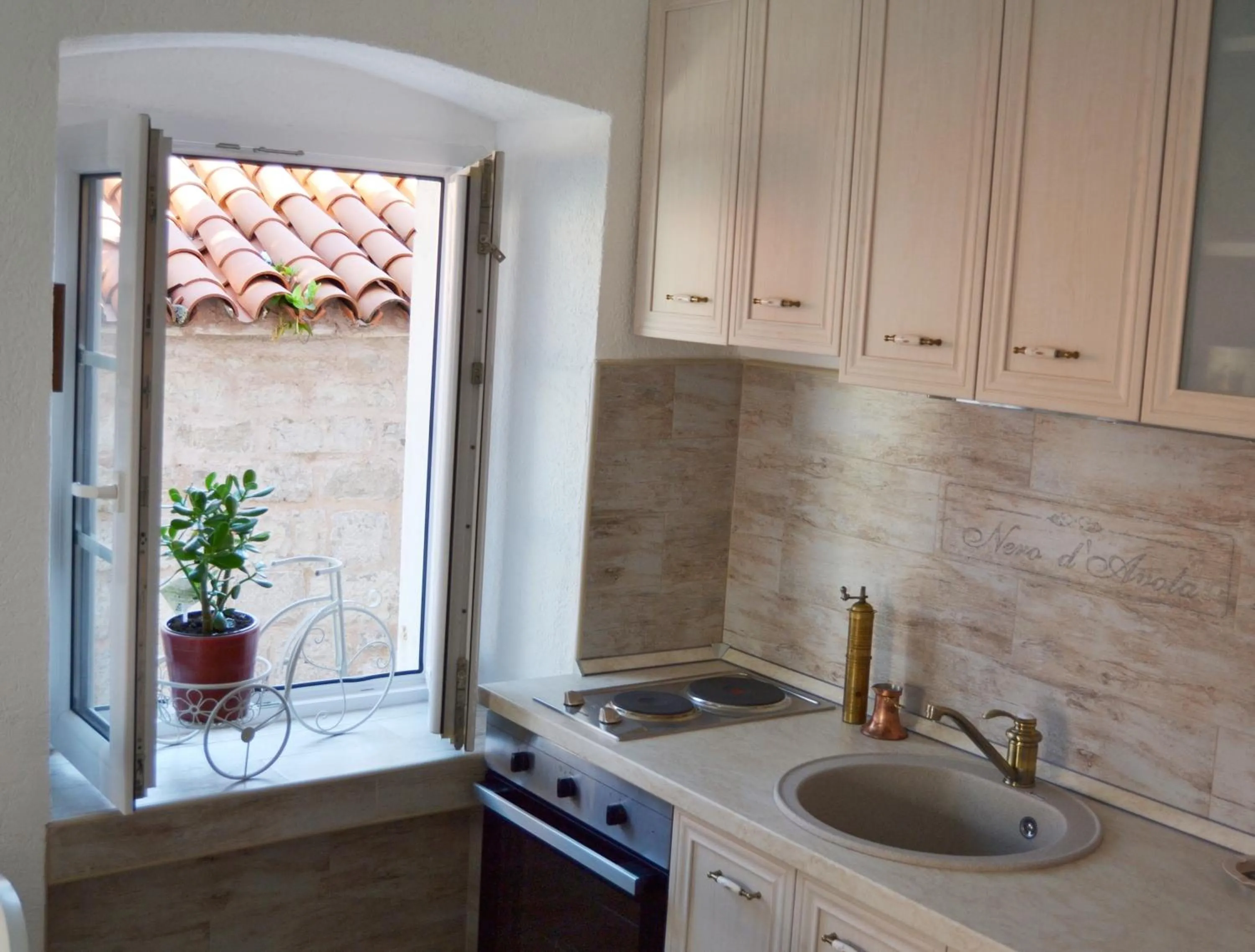 Coffee/tea facilities in Bell Tower Apartment