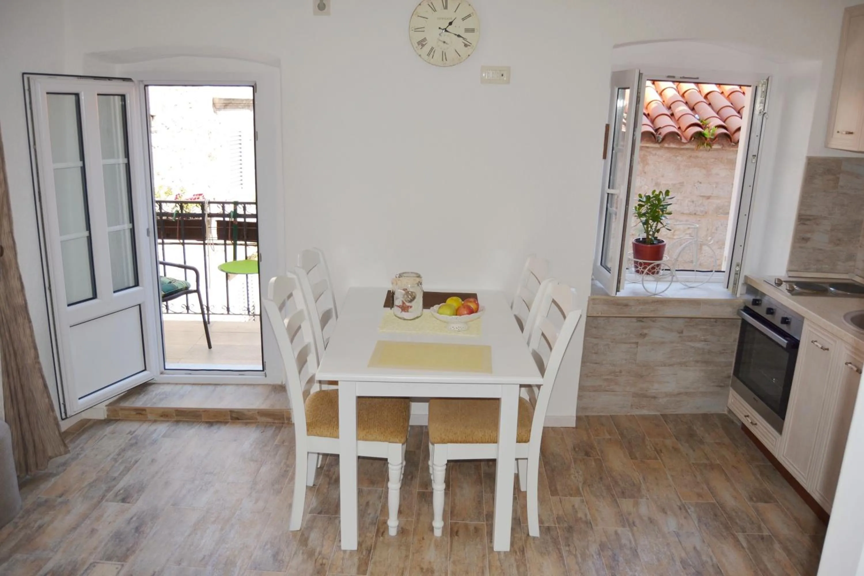 Kitchen or kitchenette in Bell Tower Apartment