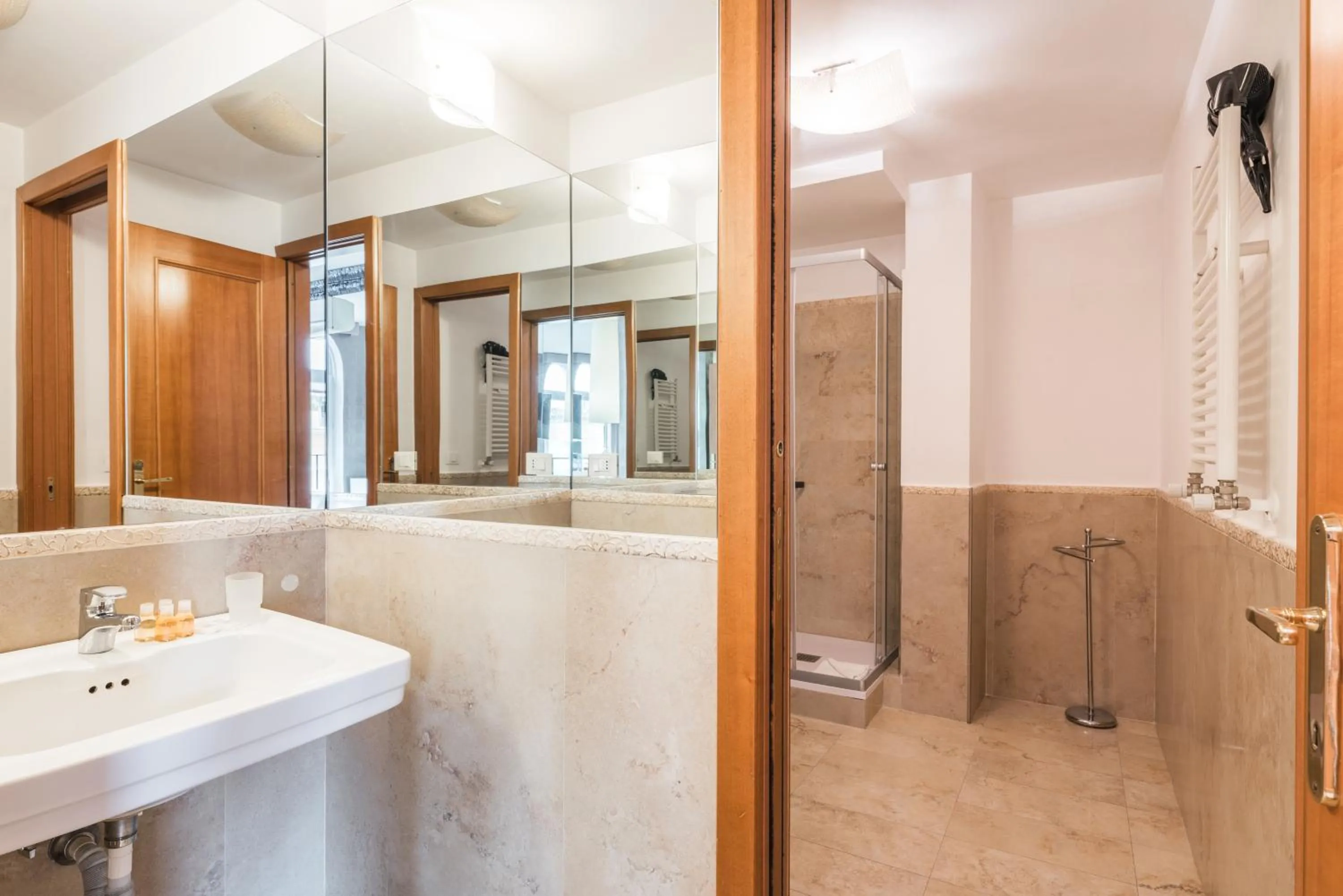 Shower in Penthouse Suite Rome - Private Suites