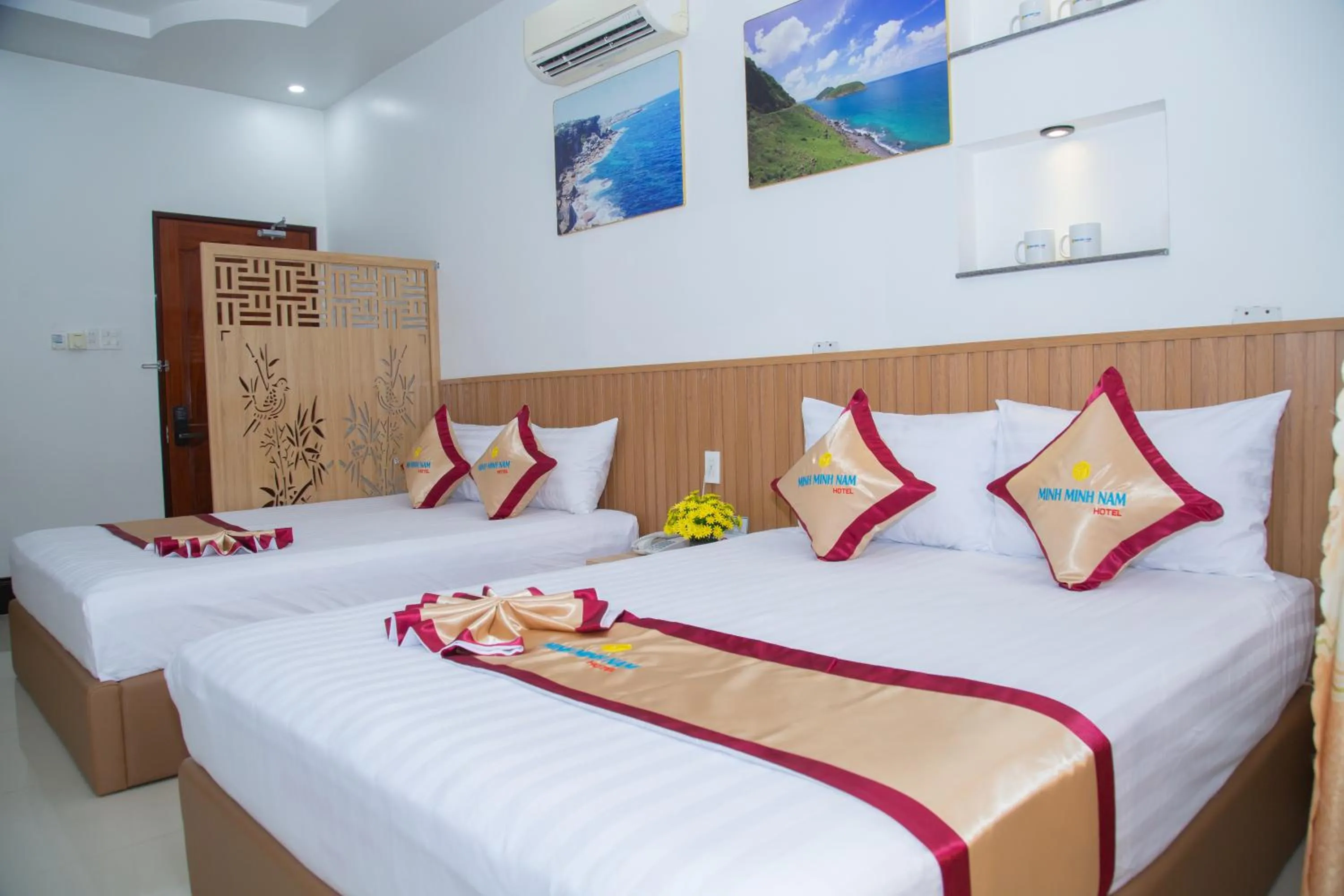 Living room, Bed in Minh Minh Nam 2 Hotel