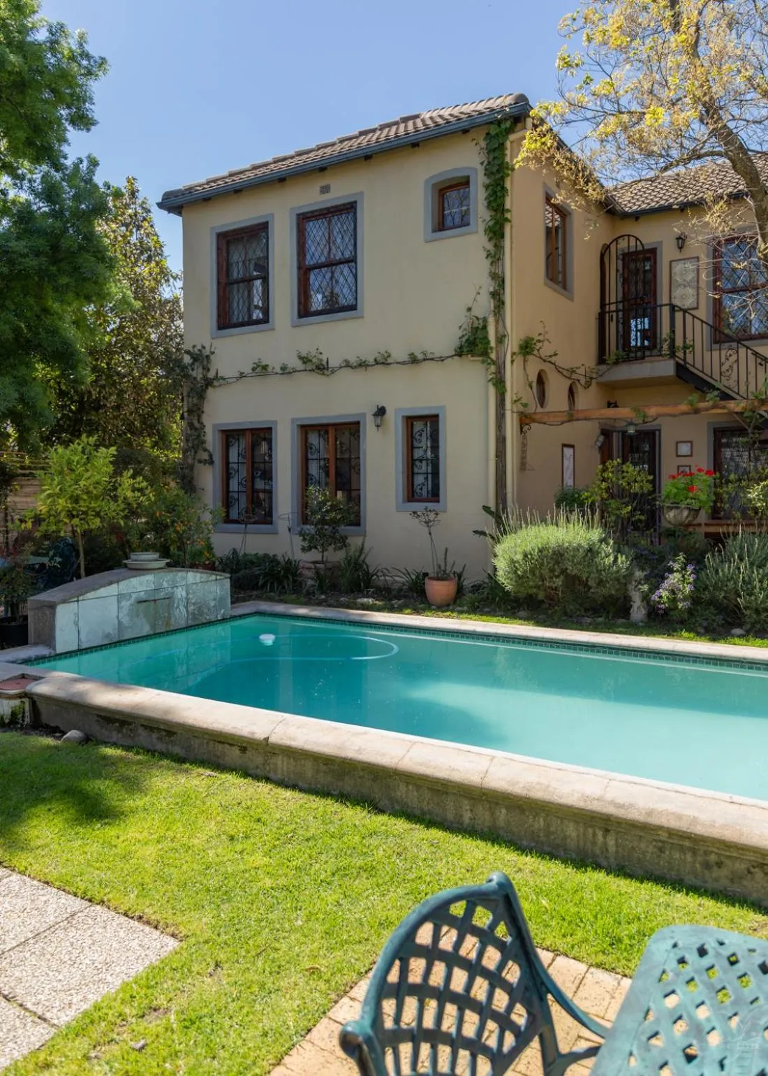 Garden in 10 Alexander B&B