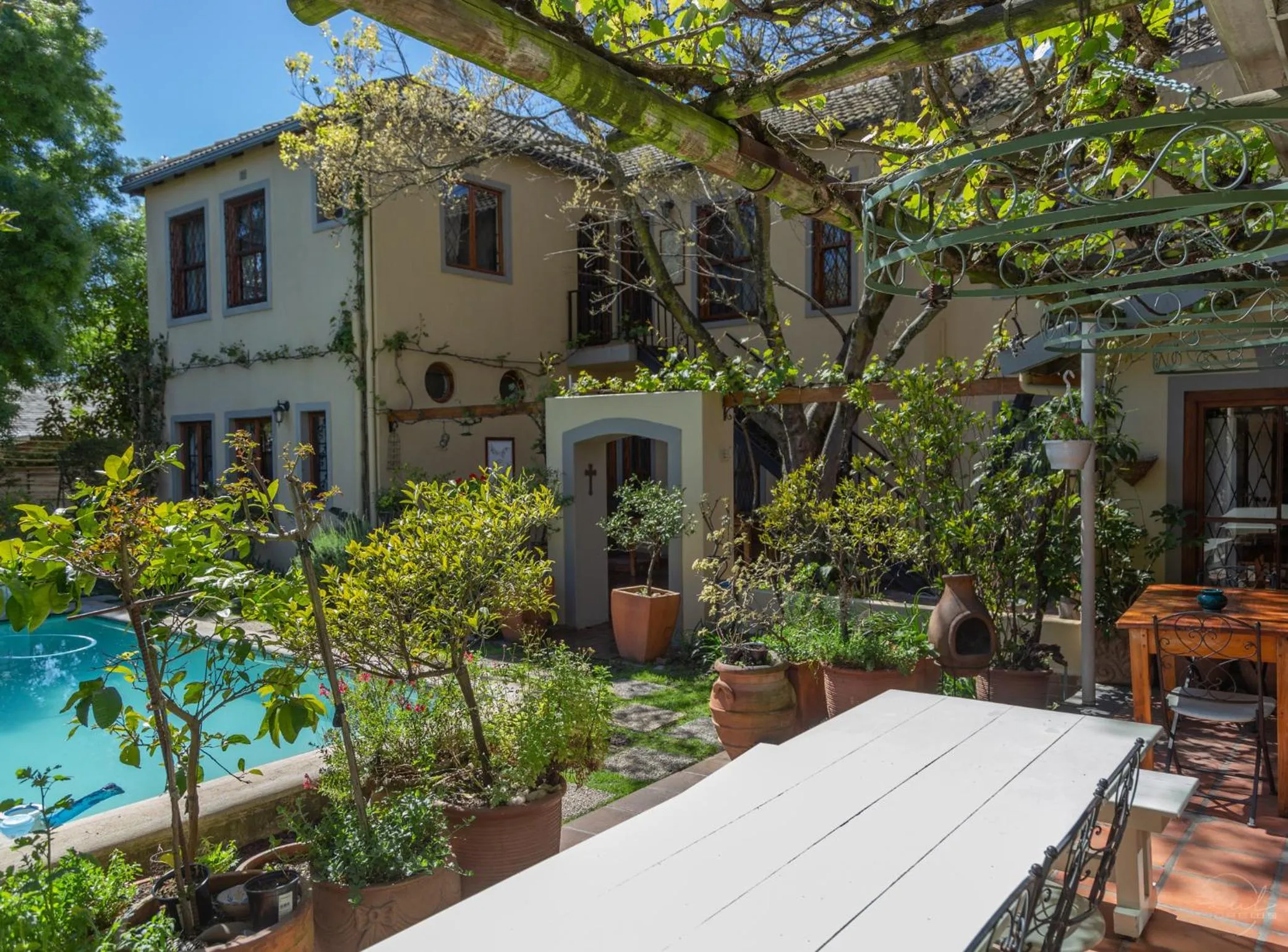 Garden in 10 Alexander B&B