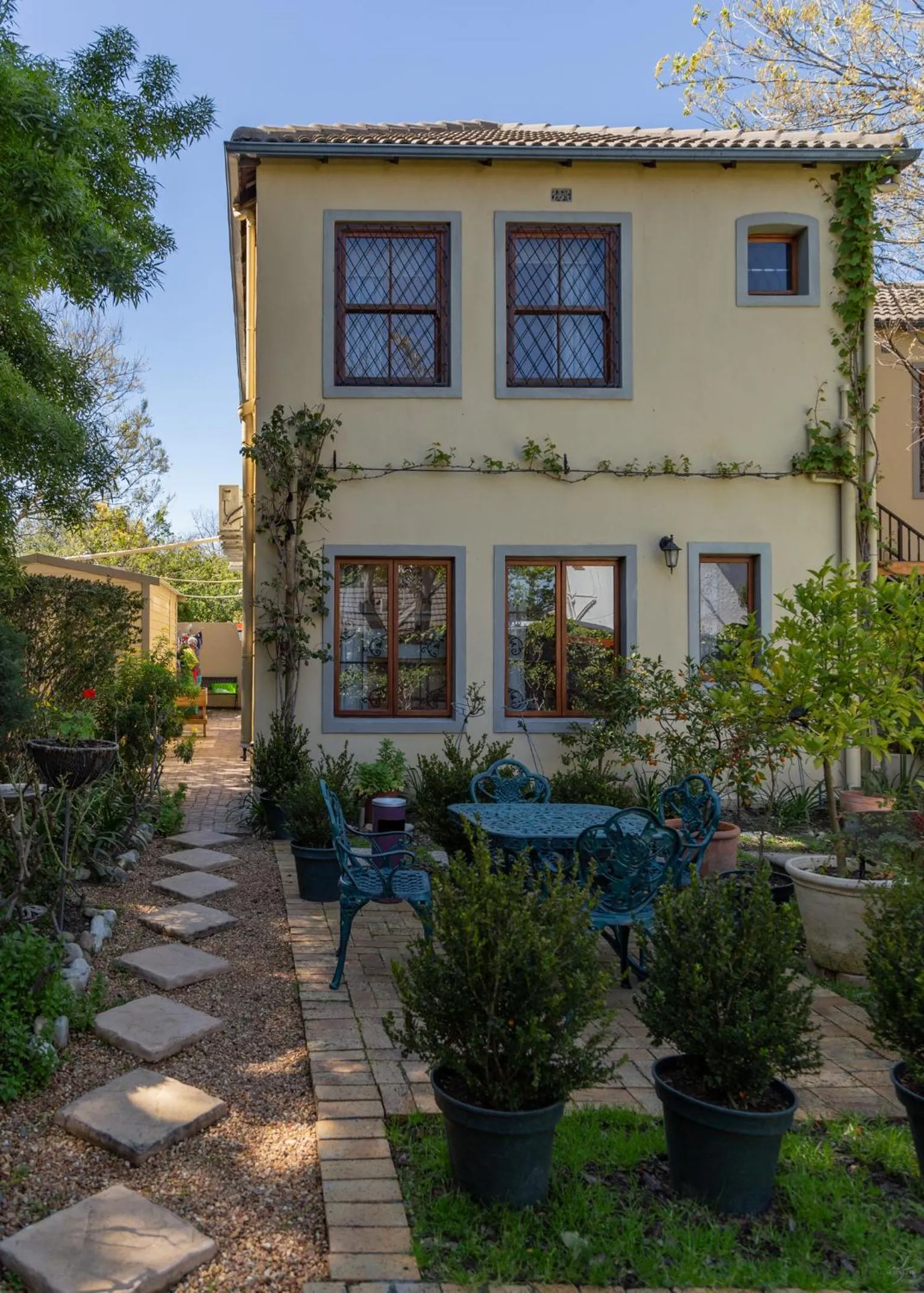 Garden in 10 Alexander B&B