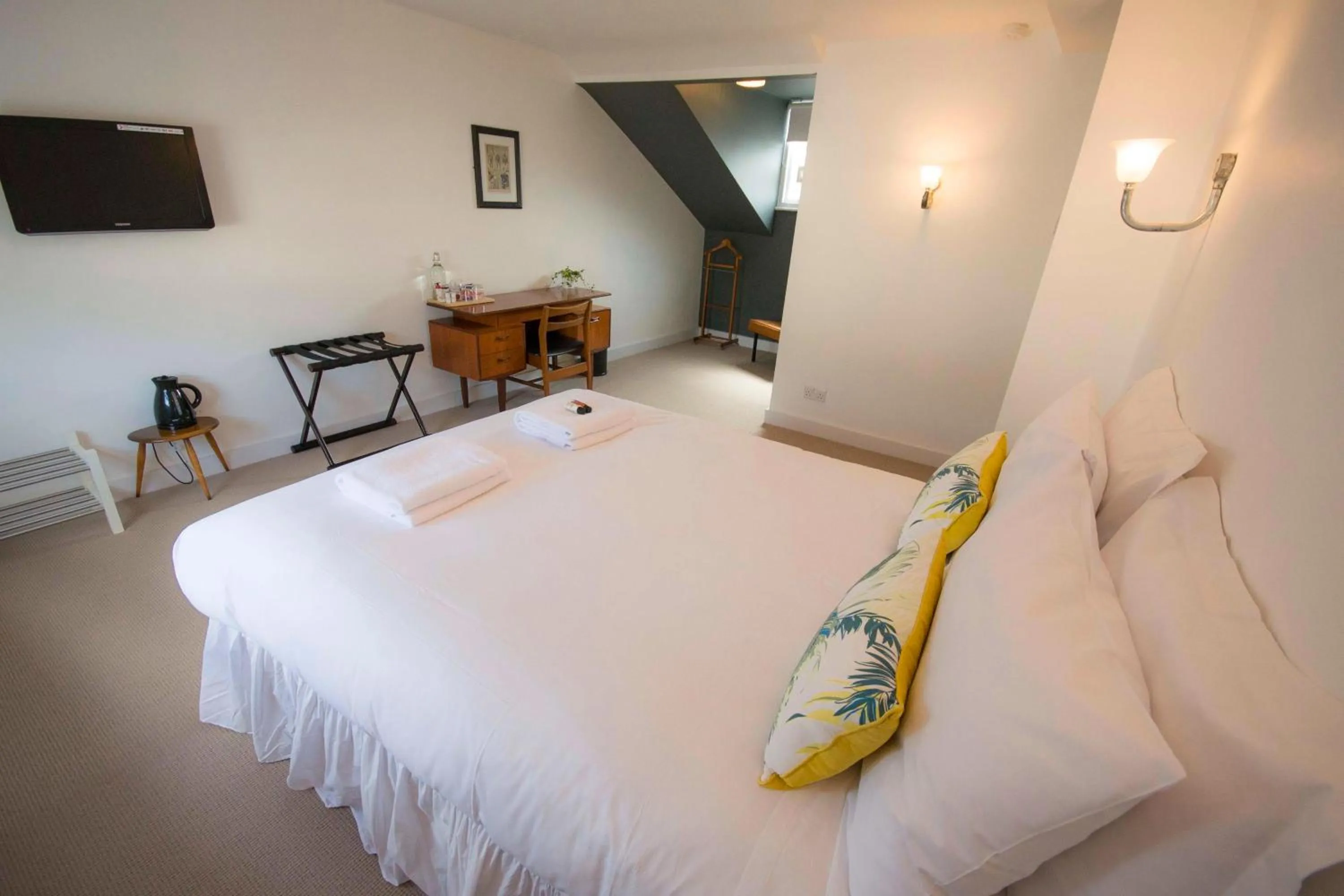 Photo of the whole room, Bed in Dog and Whistle Pub